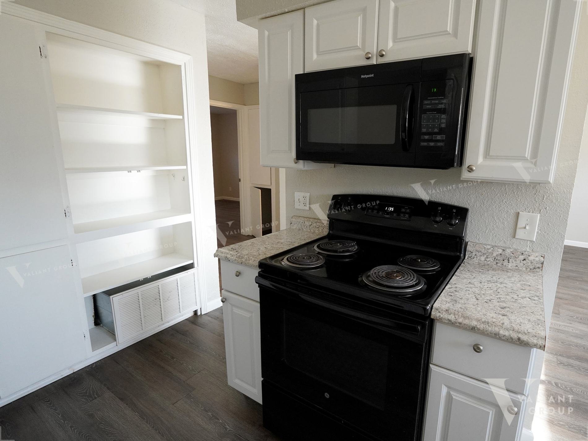 Apartment Rental Springfield MO - 2107 E Cherry Apt - 08 kitchen stove oven microwave.jpg