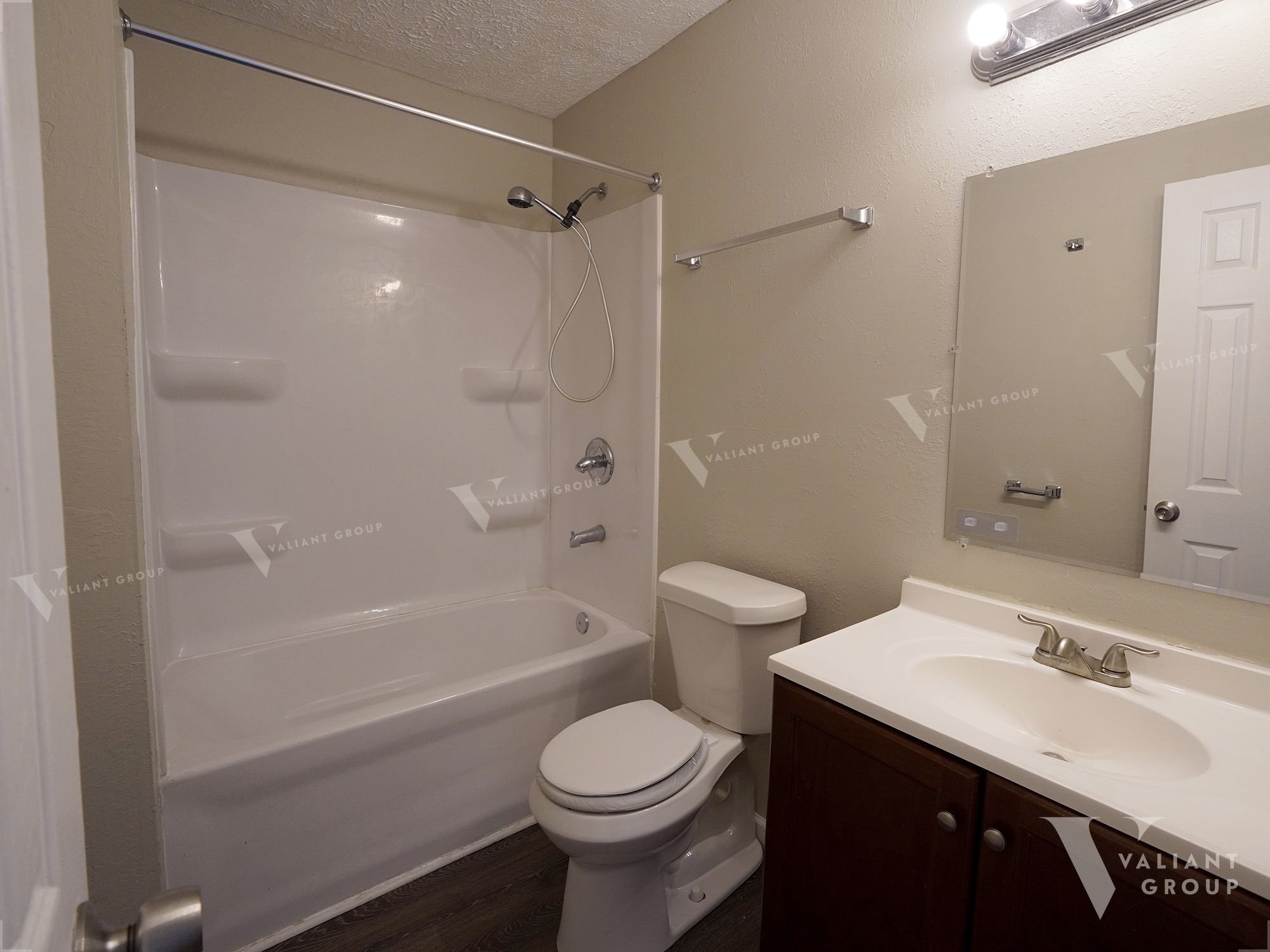 Apartment Rental Springfield MO - 2107 E Cherry Apt - 11 bathroom.jpg