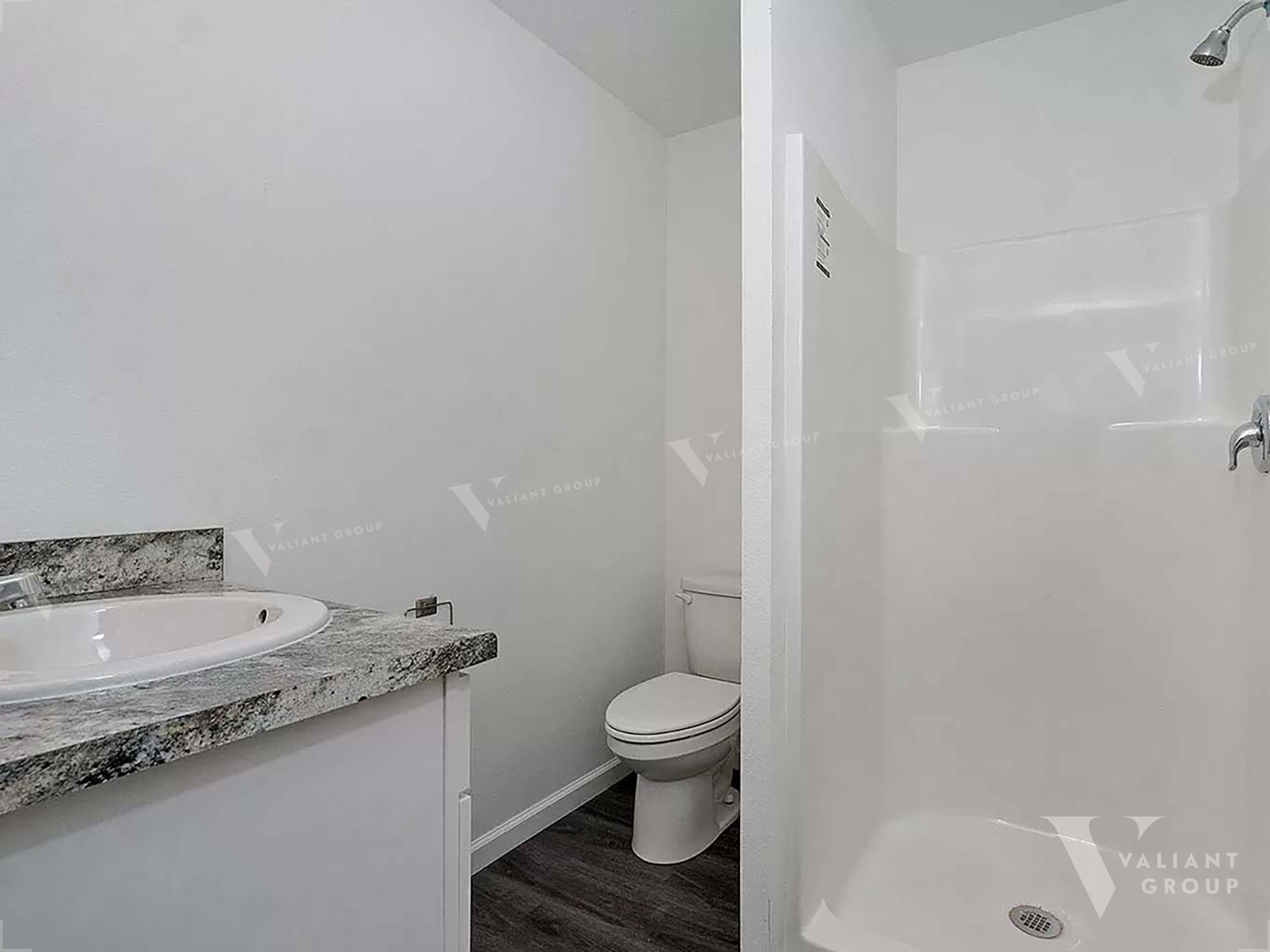 Rental Duplex Springfield MO 1610 W Scott Unit B - bathroom 02.jpg
