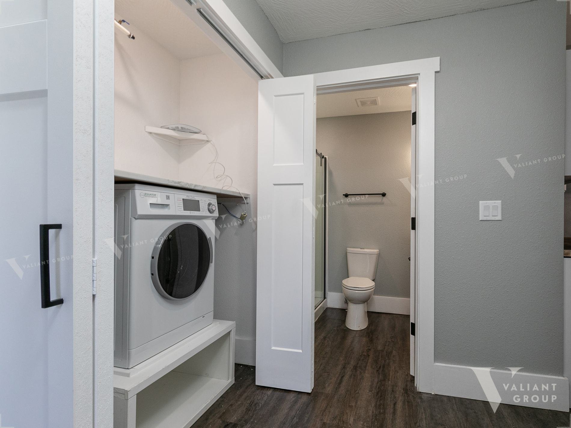 Rental-Apartment-806-South-Ave-Apt-04-Springfield-MO-05-Laundry-Bathroom.jpg