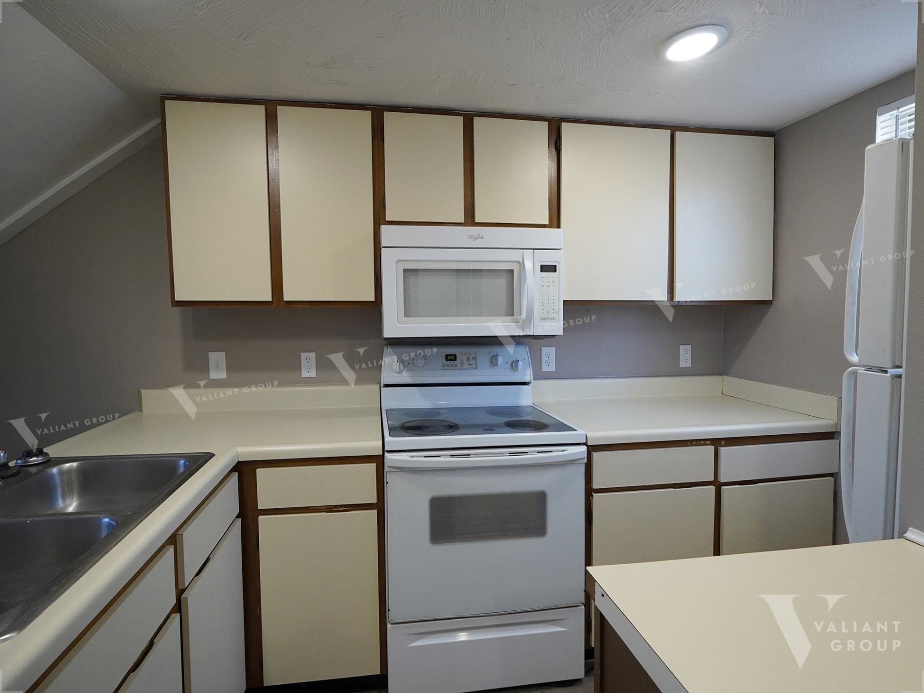 Apartment-Townhome-2323-E-Cherry-St-Springfield-04-Kitchen-Cabinets.jpg