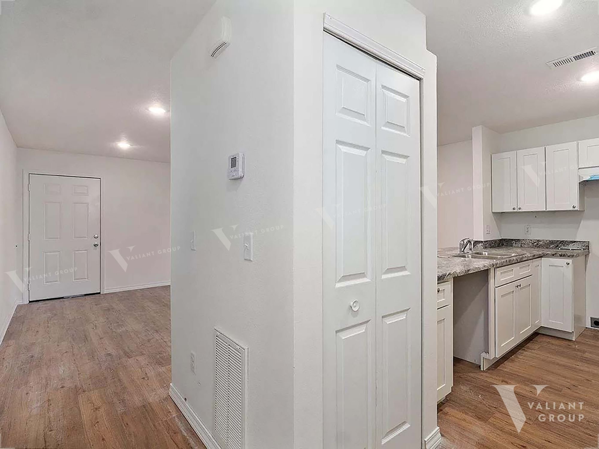 Duplex-For-Rent-Springfield-MO-1618-West-Scott-St-Unit-A-kitchen-pantry.jpg