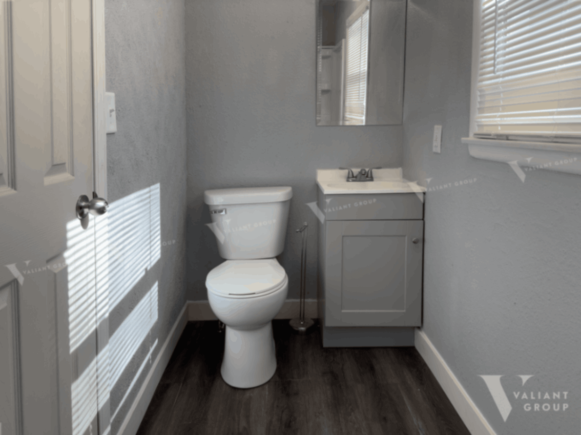 Rental-House-820-N-Prospect-Ave-Springfield-MO-06-Bathroom.png