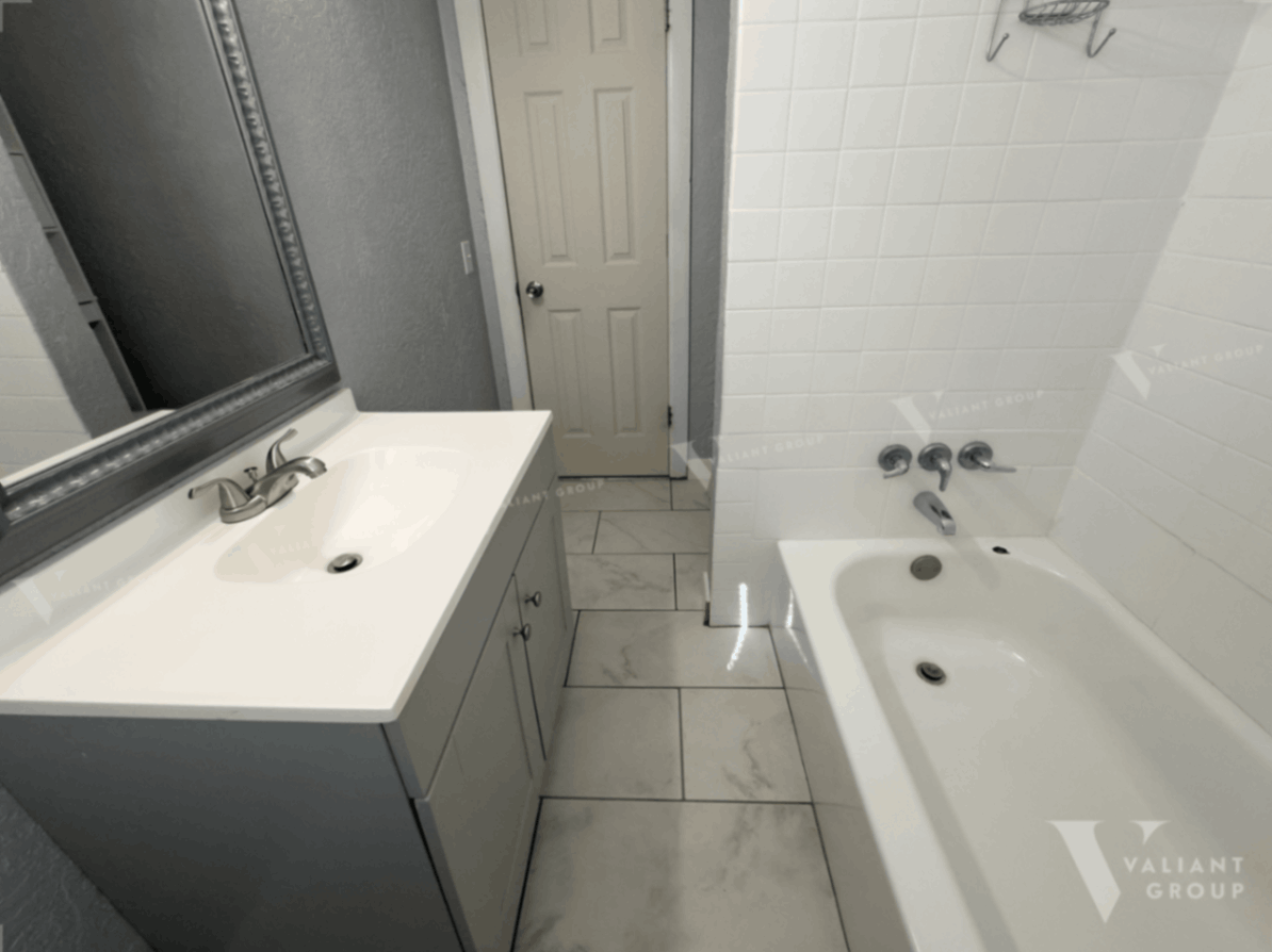 Rental-House-820-N-Prospect-Ave-Springfield-MO-13-Bathroom.png