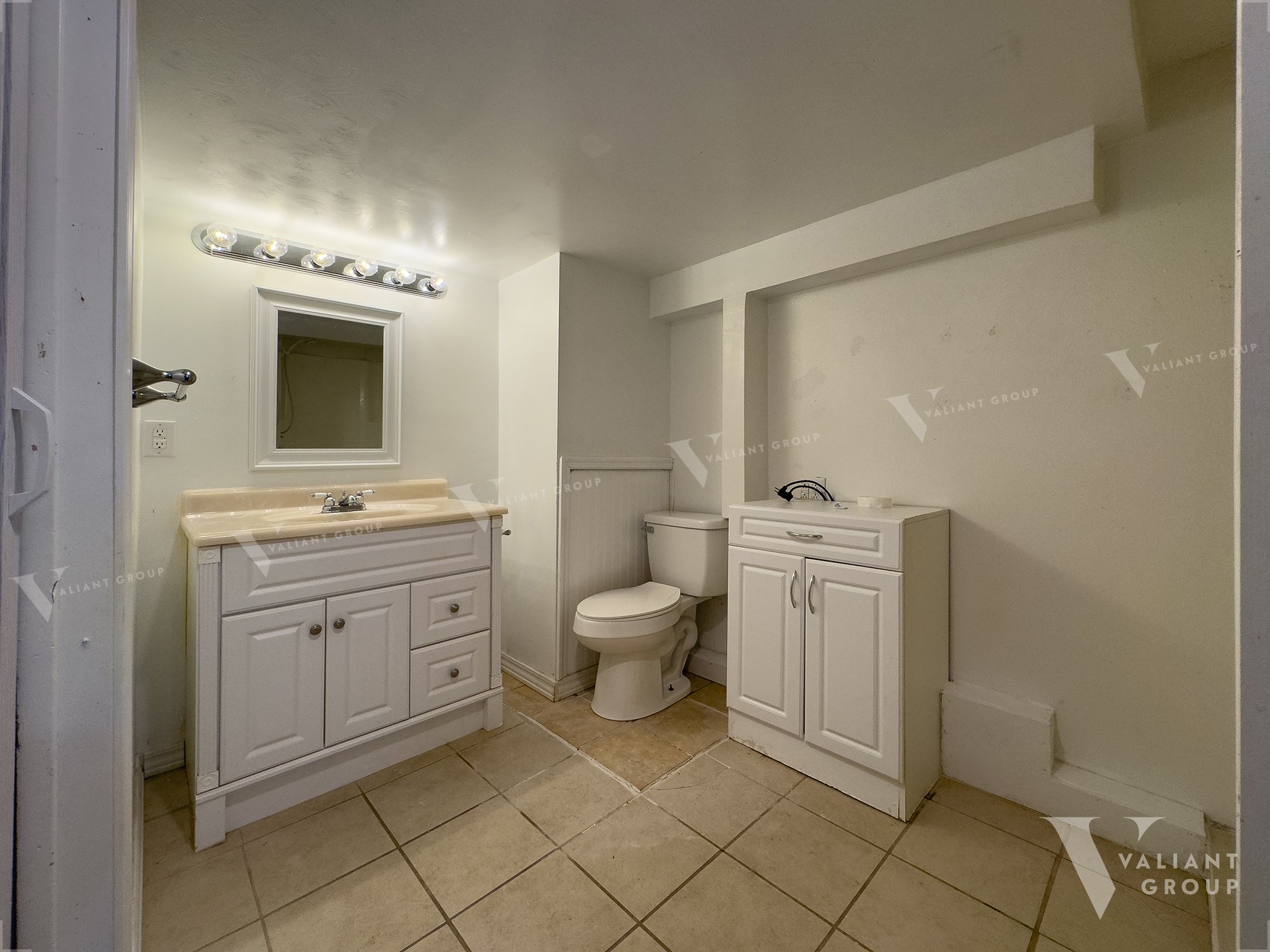 3-Bedroom-House-Rental-1507-W-Meadow-St-Ozark-17-Bathroom.jpg