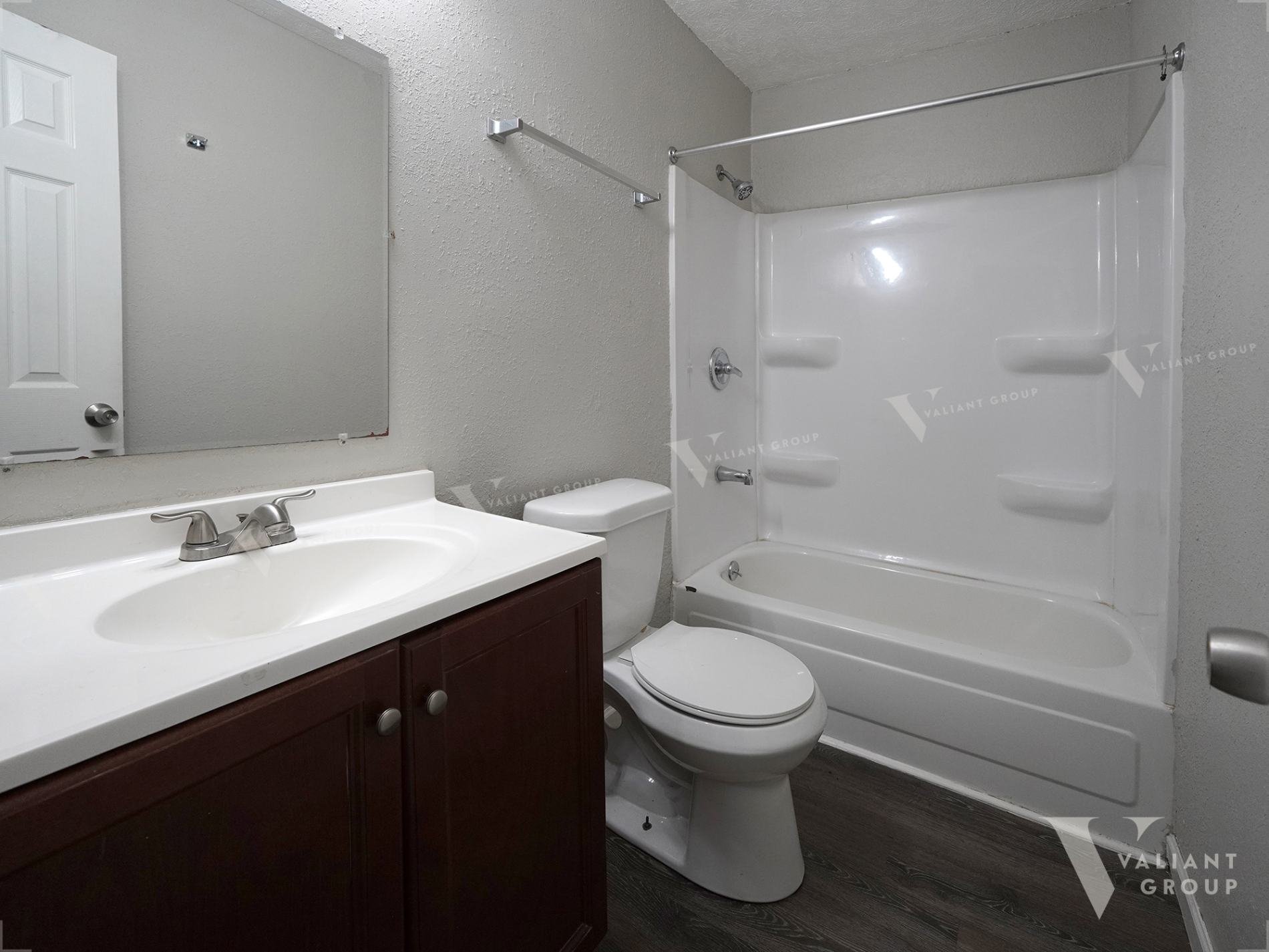Apartment-For-Rent-2107-E-Cherry-St-Springfield-MO-109--07-Bathroom.jpg