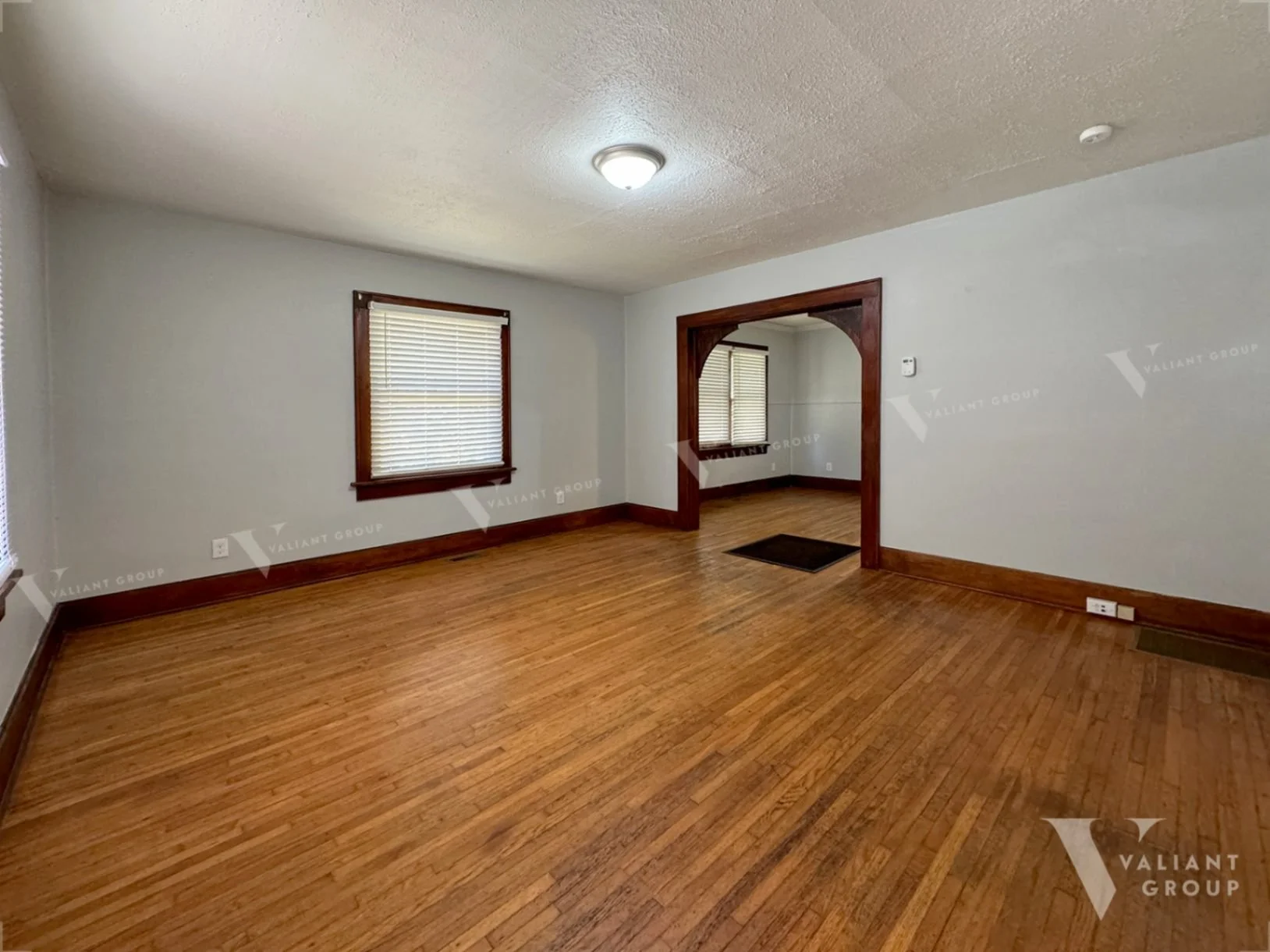 Rental-House-1131-W-Florida-St-Springfield-MO-65803-02-Living-Room.jpg