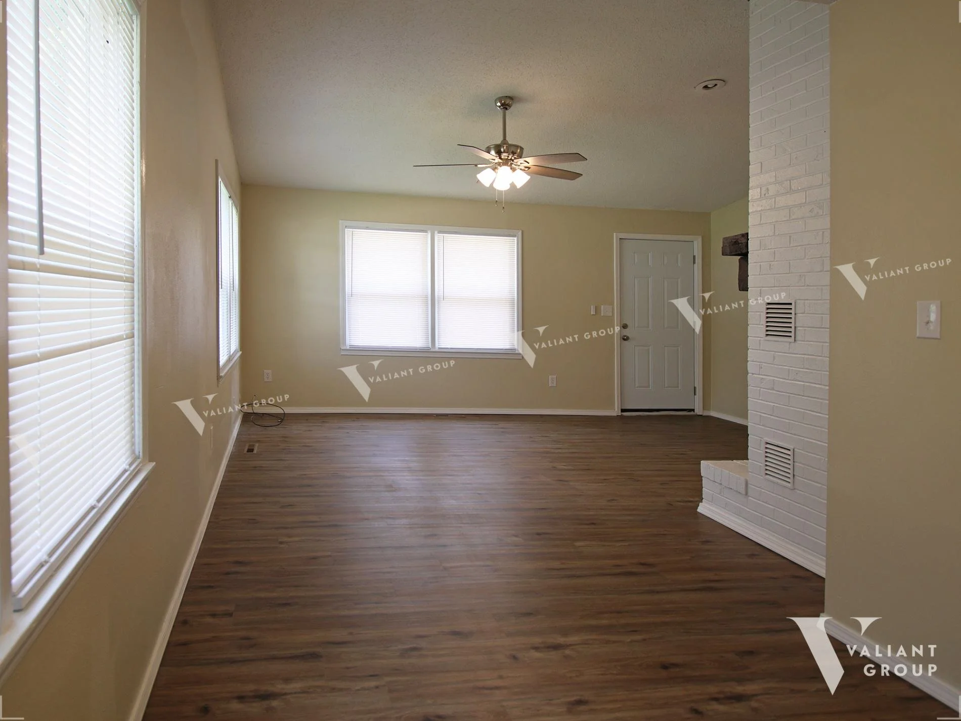 Apartment-For-Rent-500-E-Downing-St-Springfield-MO-65807-Unit-A--04-Livingroom.jpg