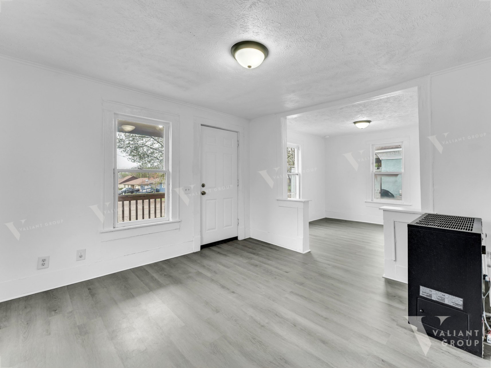 03--2100-W-Lee-St-Springfield-living-room-front-door.jpg