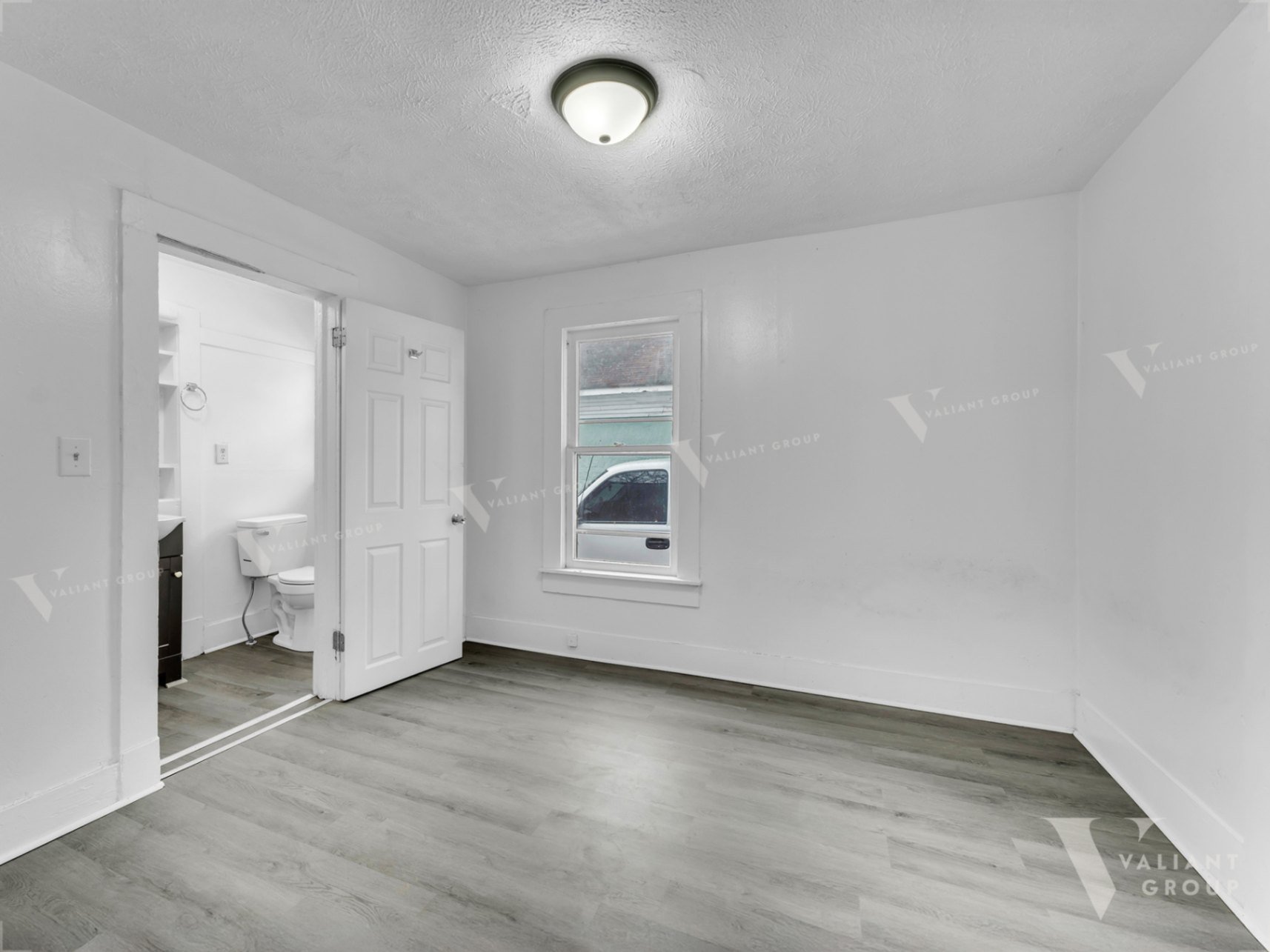 09--2100-W-Lee-St-Springfield-bedroom-bathroom.jpg