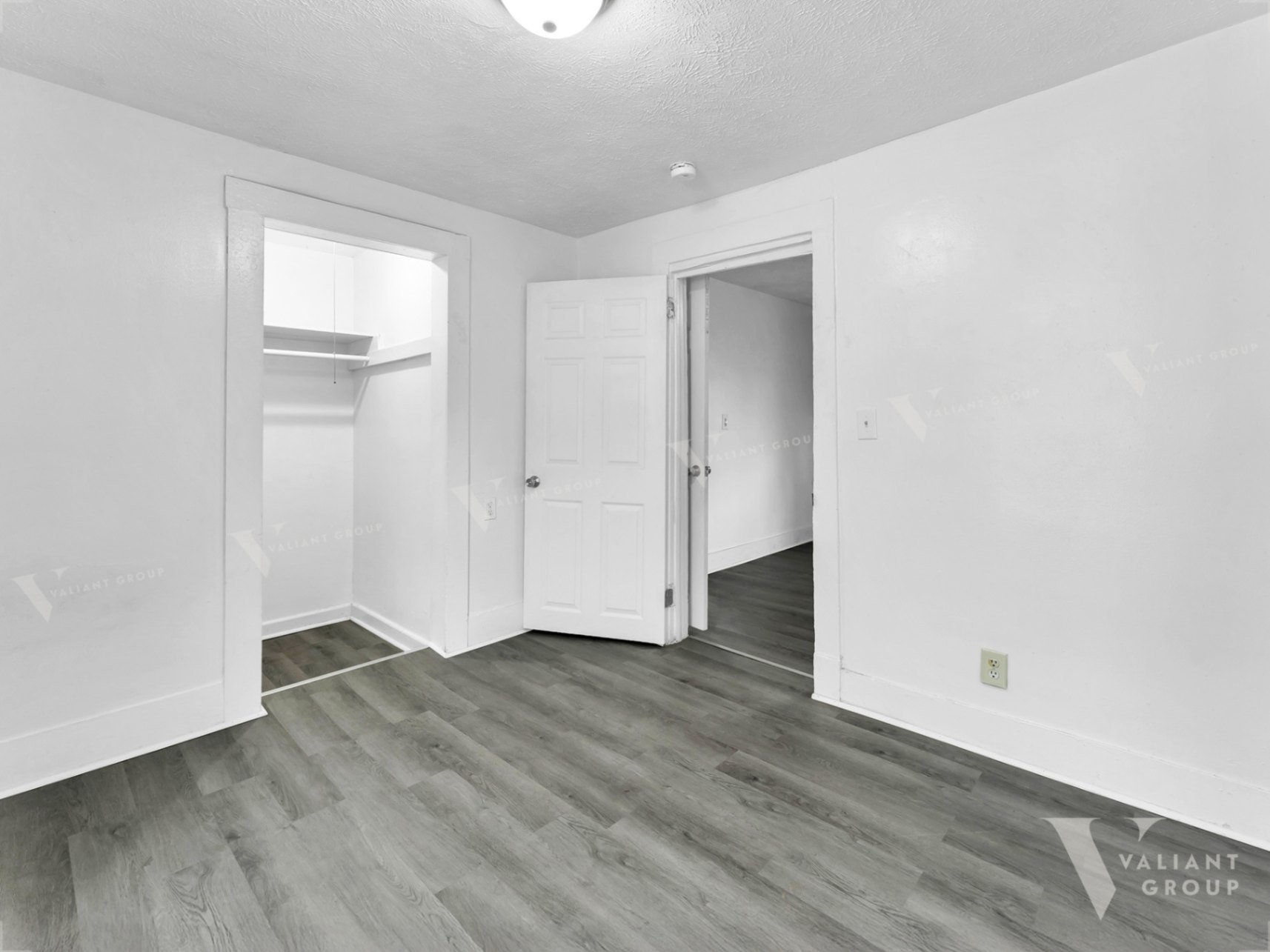 10--2100-W-Lee-St-Springfield-bedroom-closet.jpg