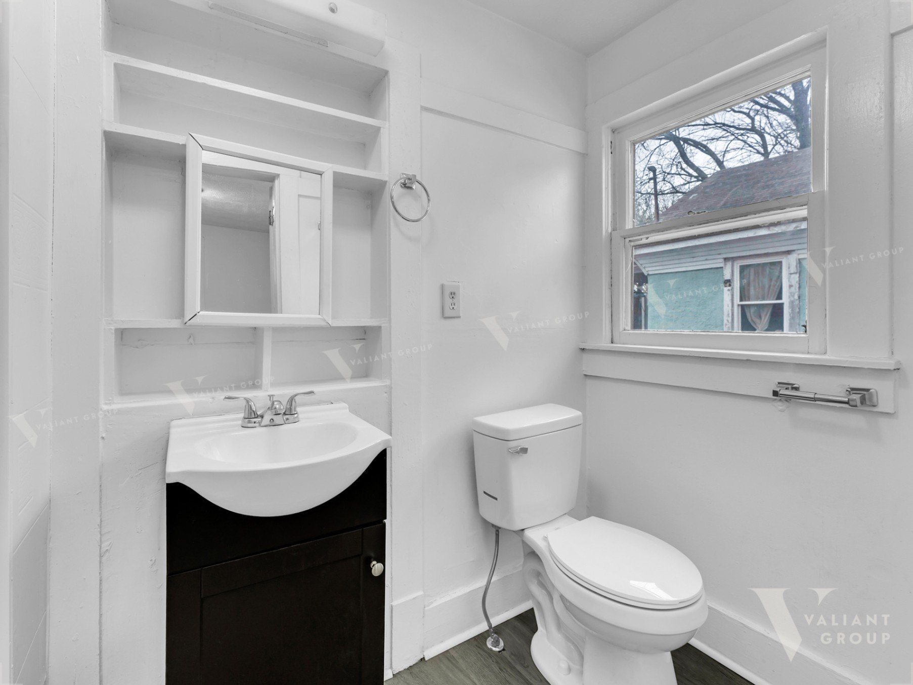 11--2100-W-Lee-St-Springfield-primary-bedroom-bathroom.jpg