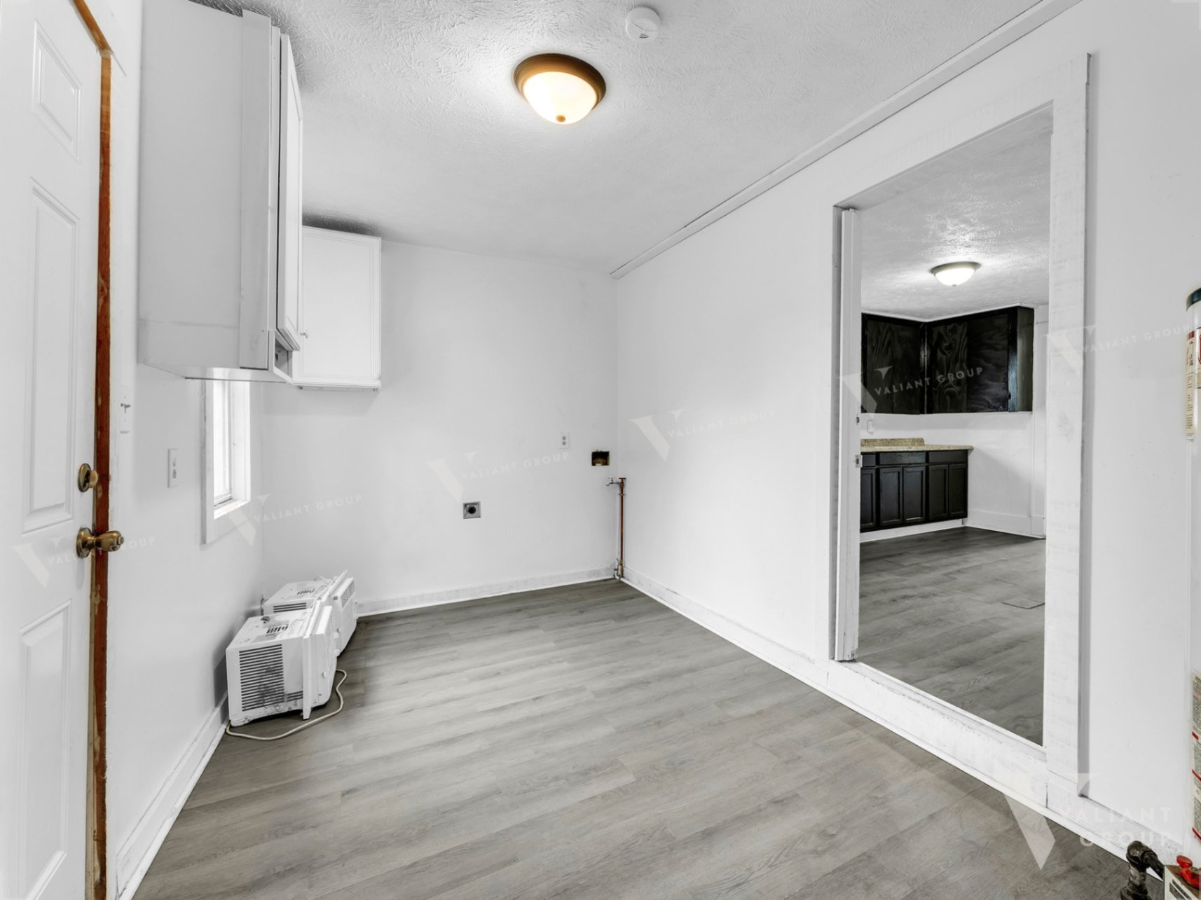 13--2100-W-Lee-St-Springfield-laundry-room.jpg