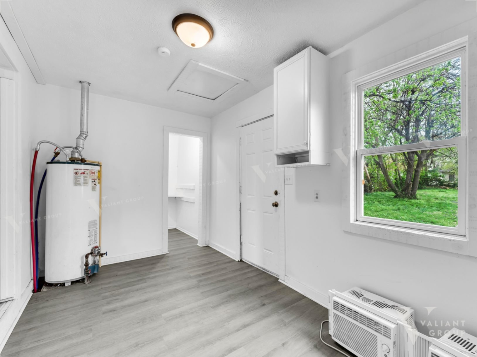 14--2100-W-Lee-St-Springfield-laundry-room-water-heater.jpg