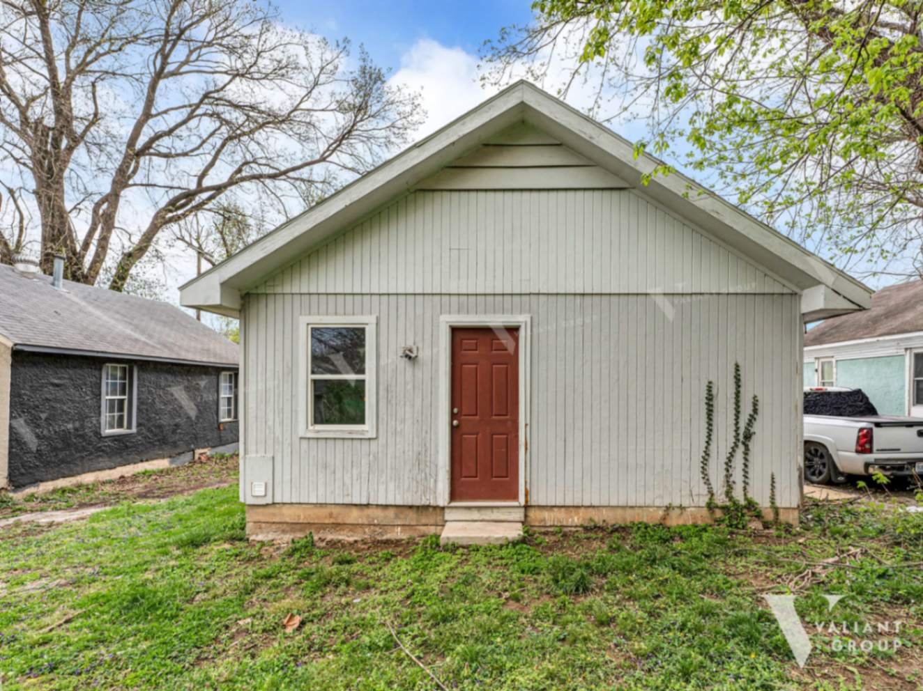 15--2100-W-Lee-St-Springfield-back-door-yard.jpg