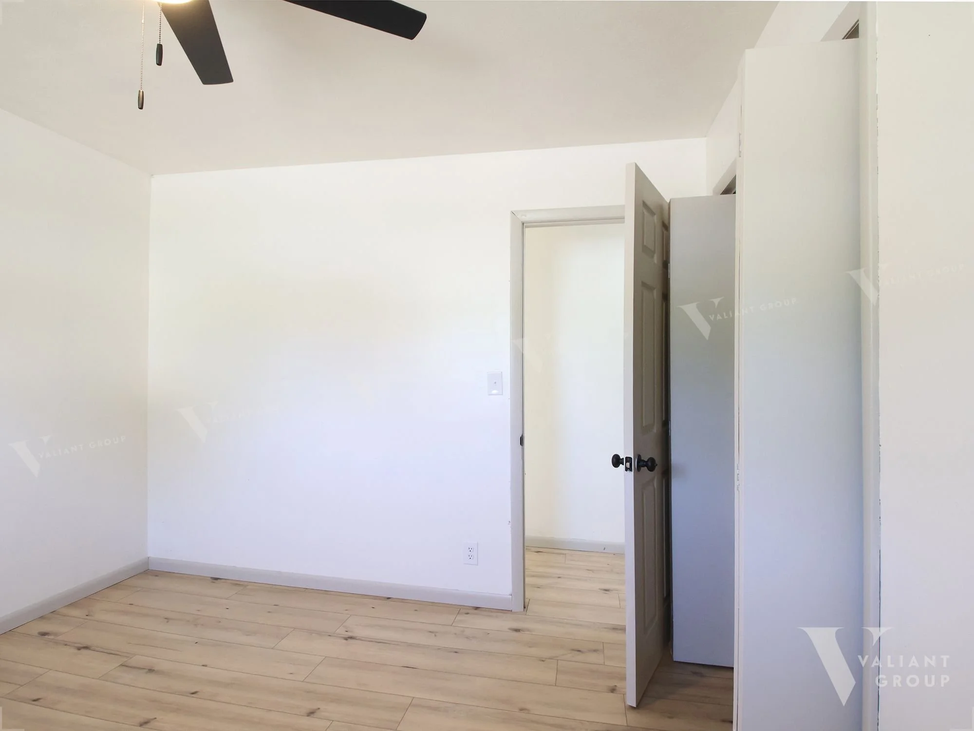 09-1438-W-State-St-first-bedroom-ceiling-fan-closet.jpg