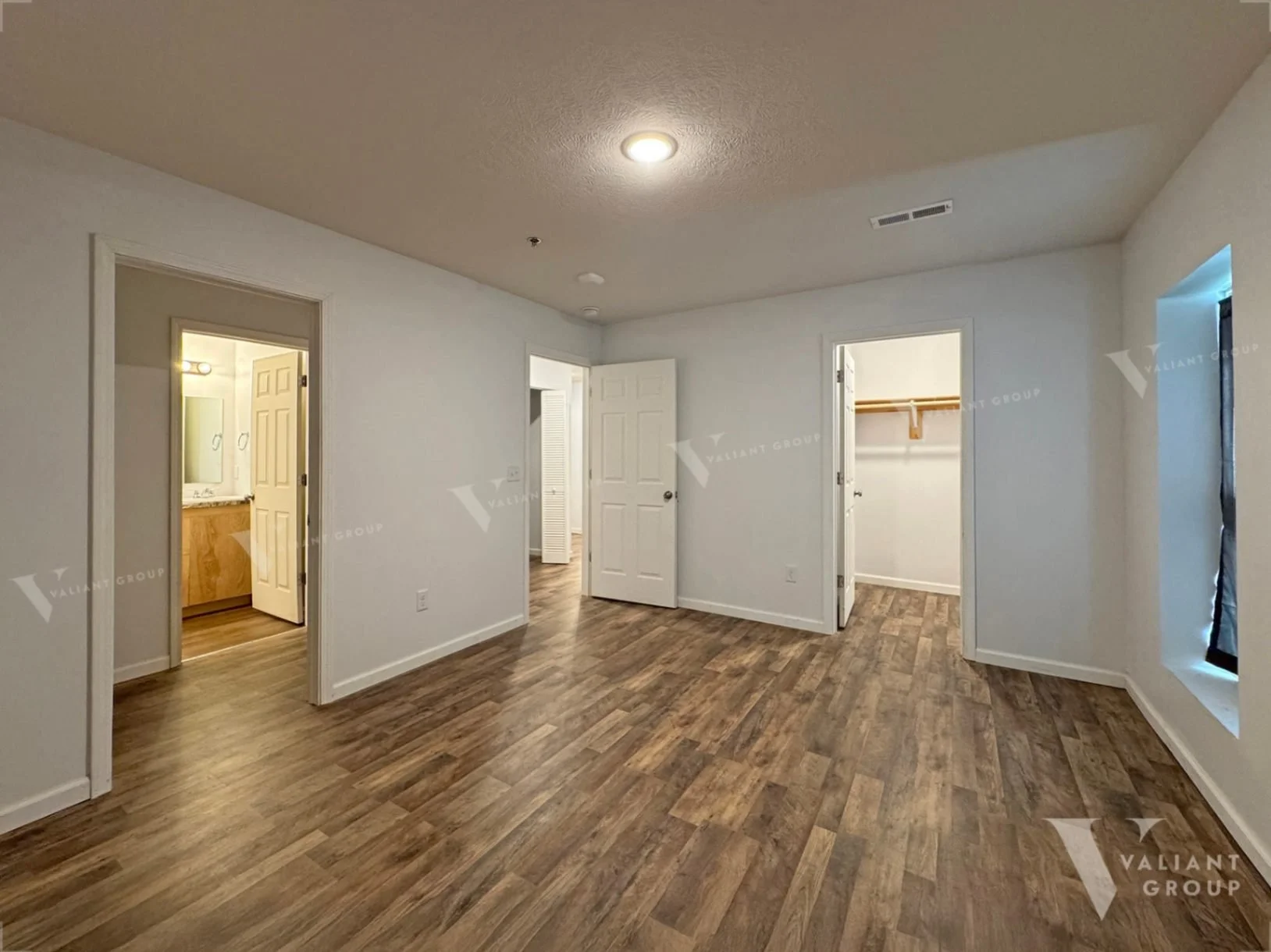 10--2420-E-Blaine-St-Apt-04-main-bedroom-closet.jpg