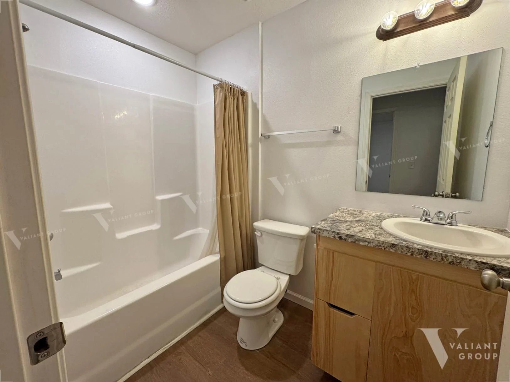 11--2420-E-Blaine-St-Apt-04-main-bedroom-bath.jpg