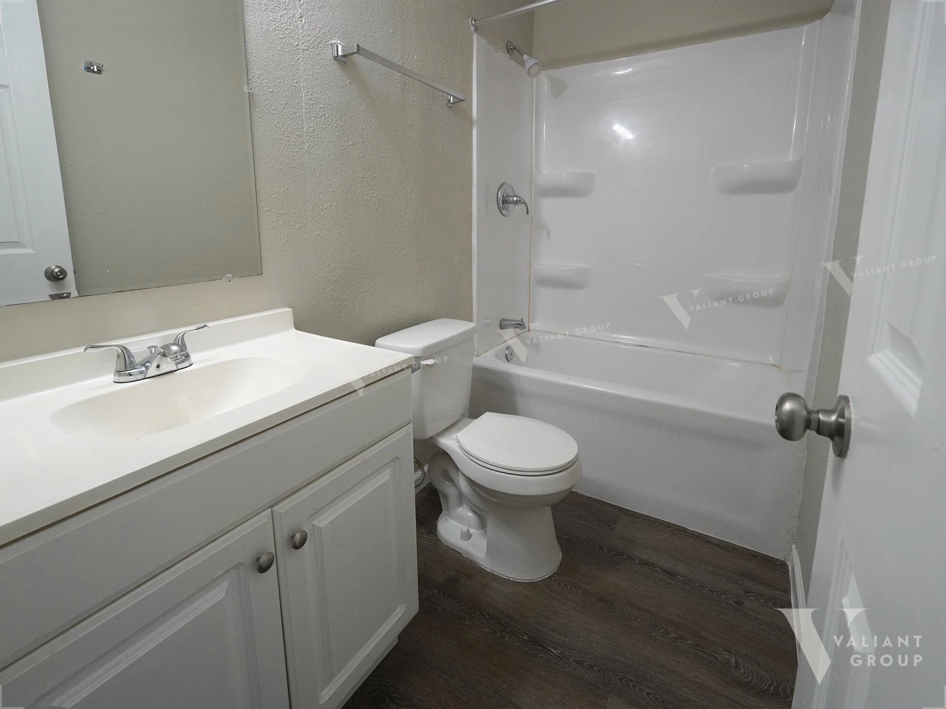 2107-E-Cherry-St-Apt-206--06-Bathroom-Bathtub-Toilet-Sink.jpg