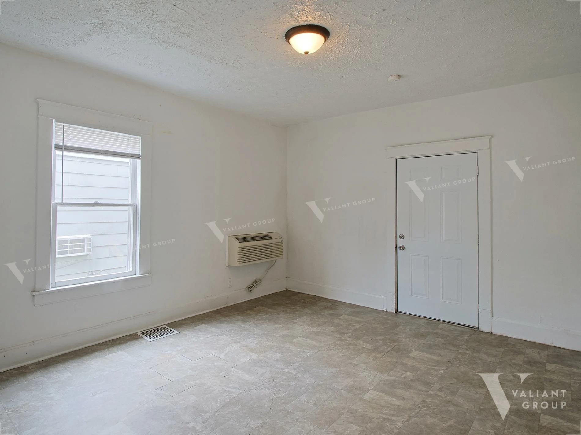 Apartment-For-Rent-1032-E-Commercial-St-65803-Unit-C-05-interior-Livingroom.jpg