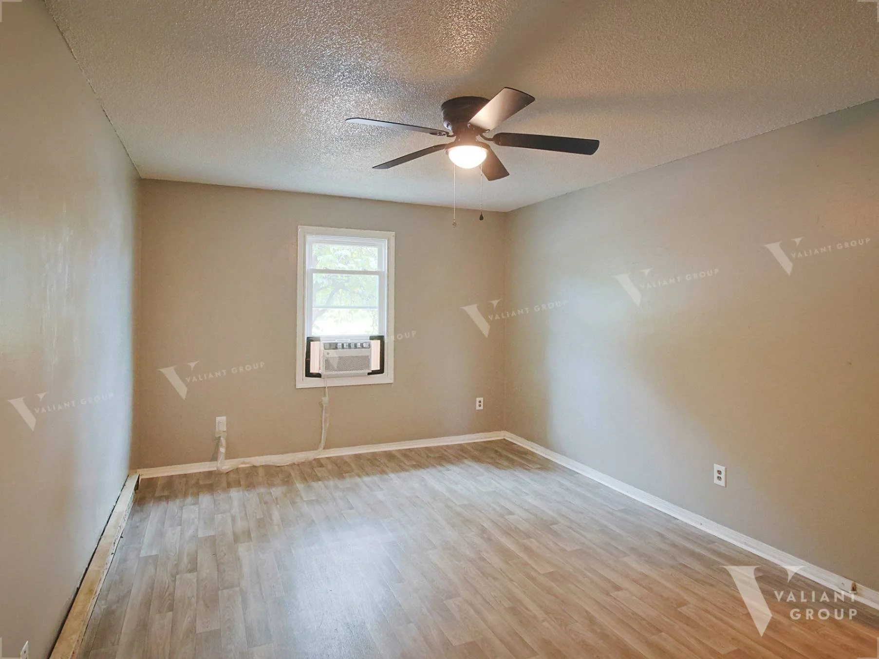 1038-E-Commercial-St-Springfield-MO-65803-04-interior-Livingroom.jpg