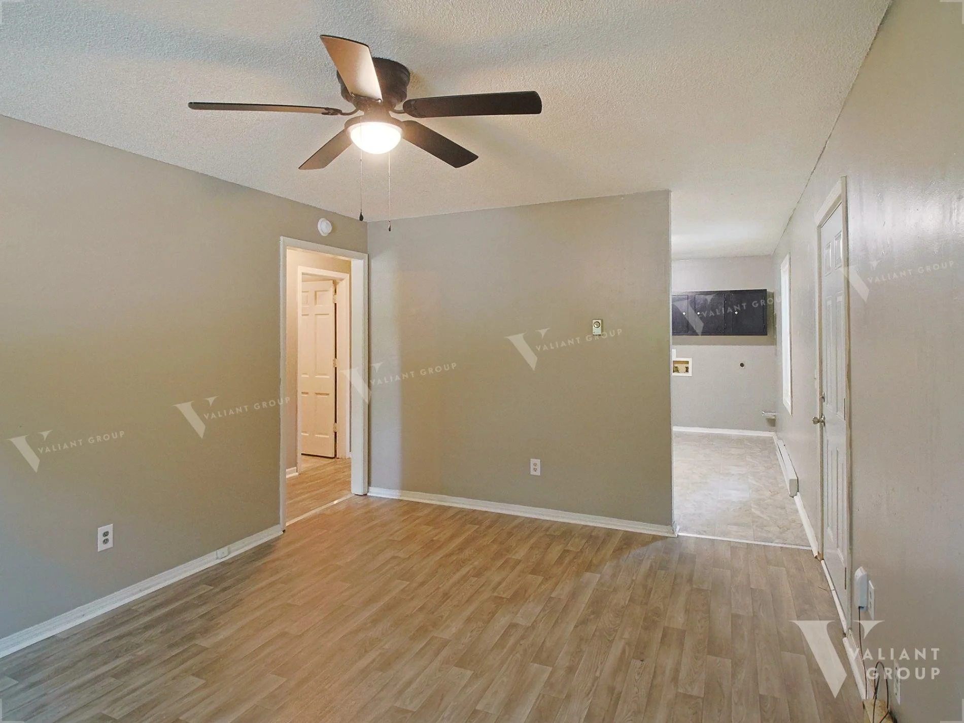 1038-E-Commercial-St-Springfield-MO-65803-05-interior-Livingroom.jpg