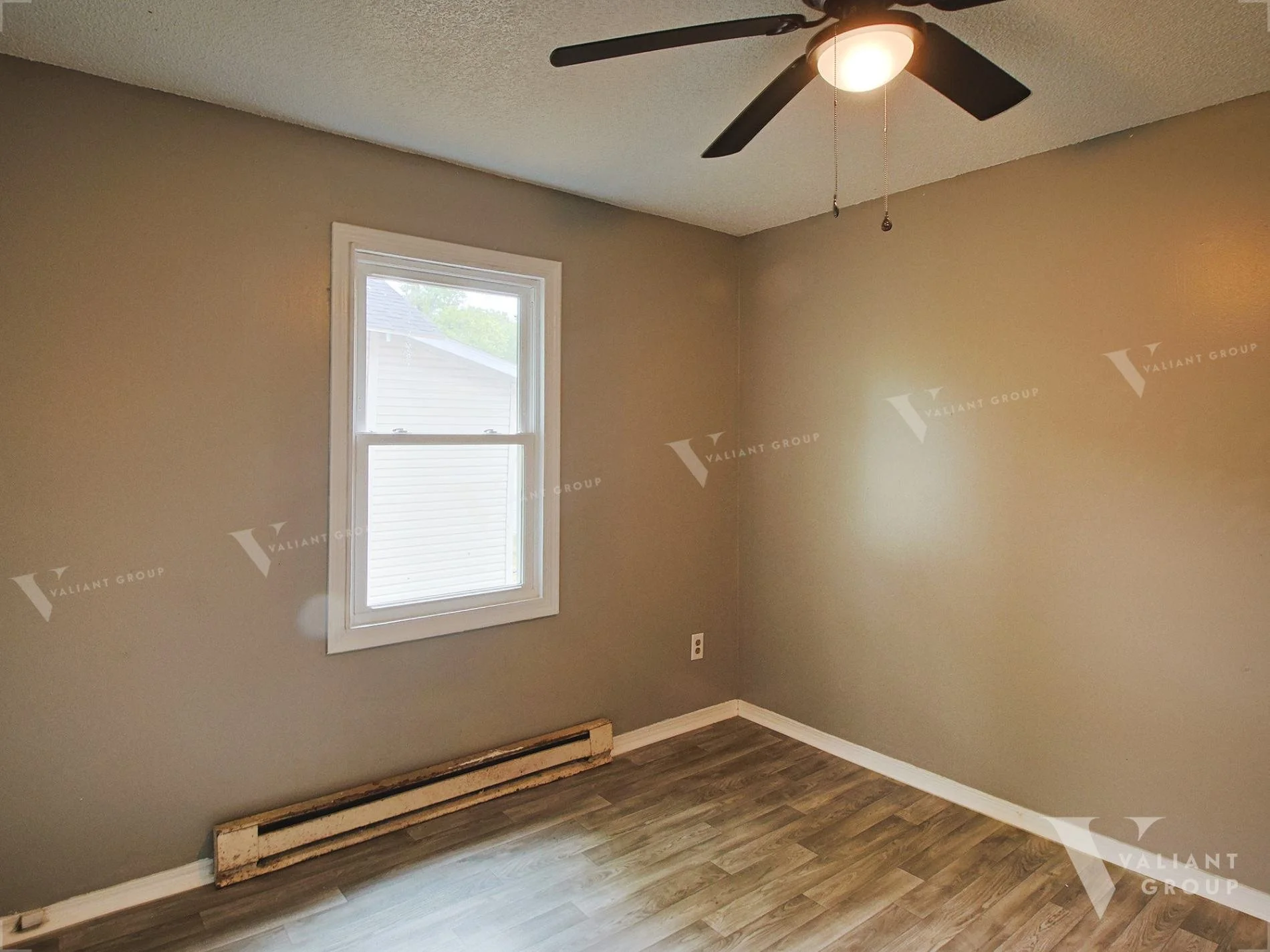 1038-E-Commercial-St-Springfield-MO-65803-09-interior-Guestroom.jpg