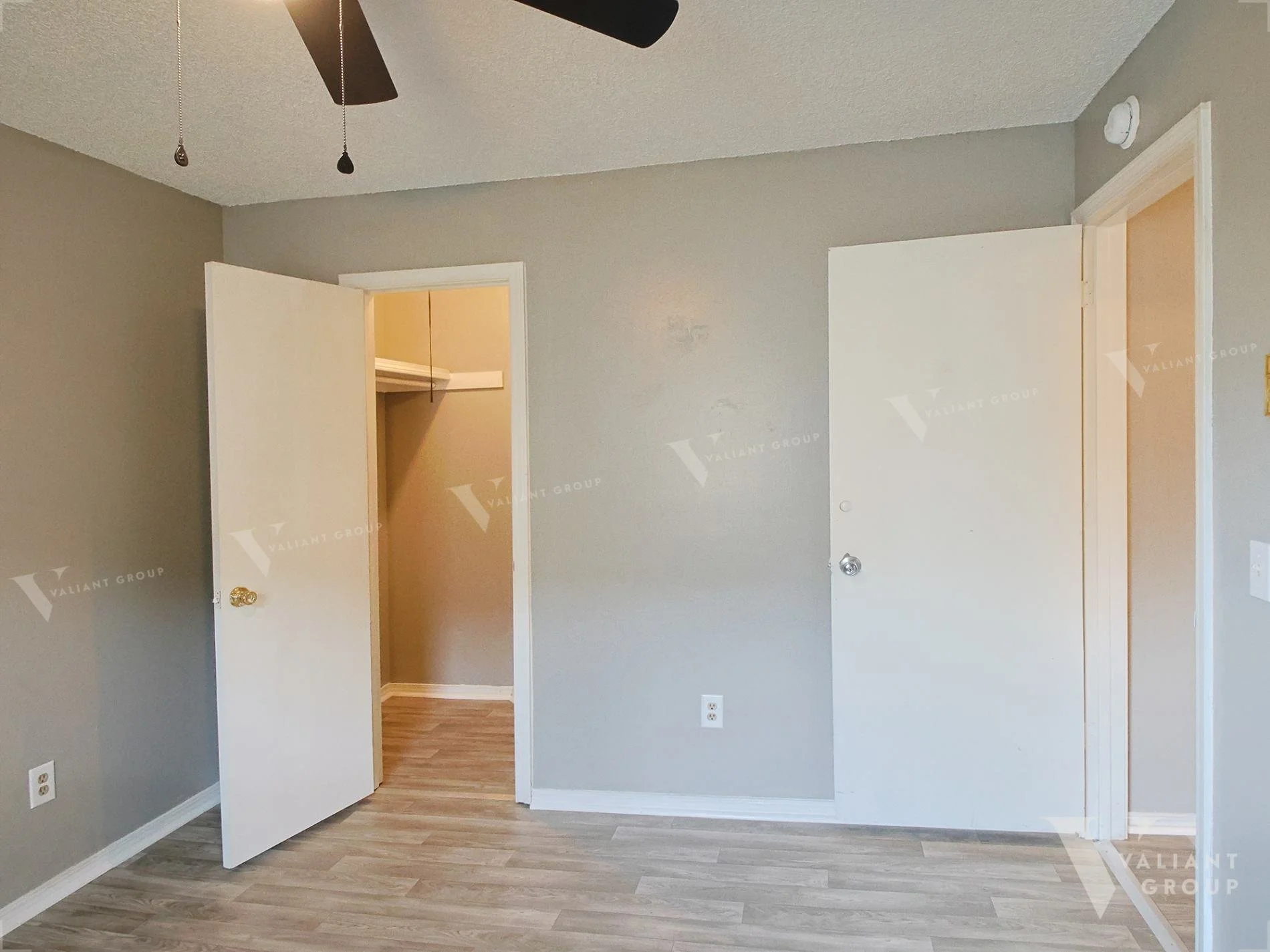 1038-E-Commercial-St-Springfield-MO-65803-11-interior-Guestroom.jpg