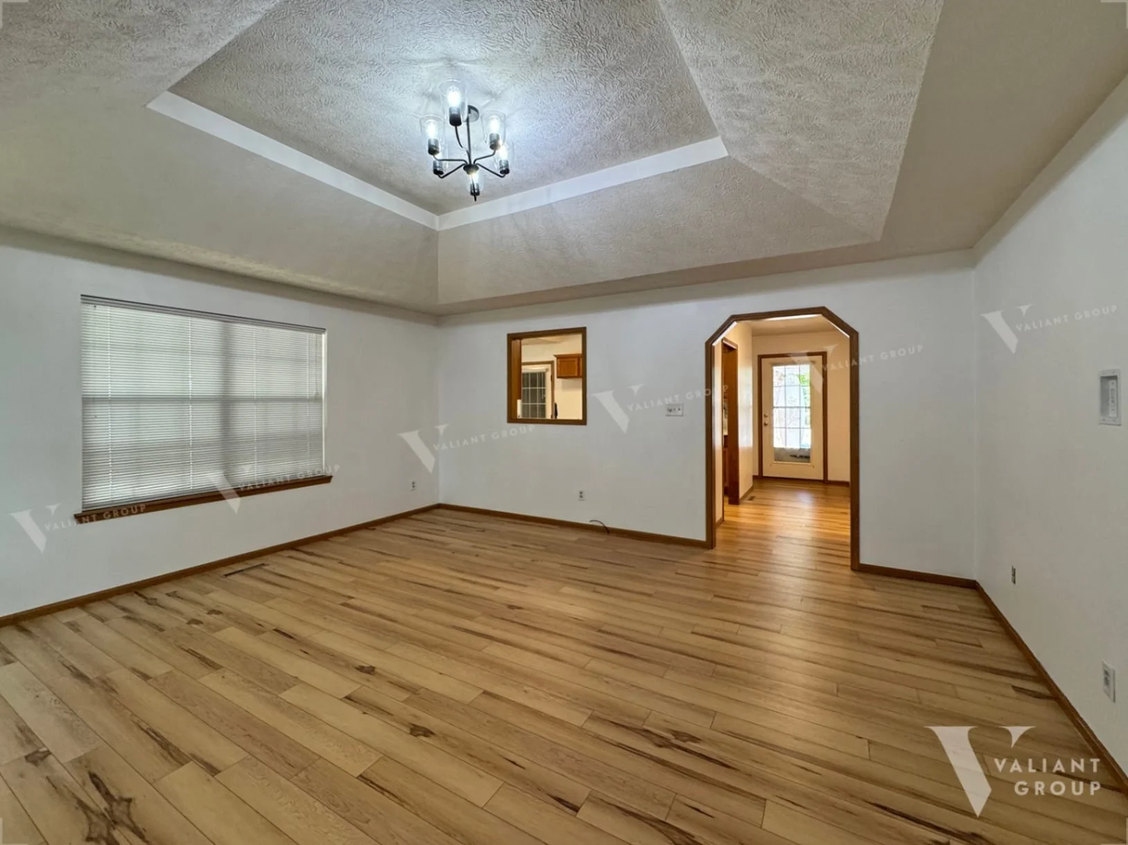 4105-S-Oak-St-Springfield-MO-03-living-room.jpg