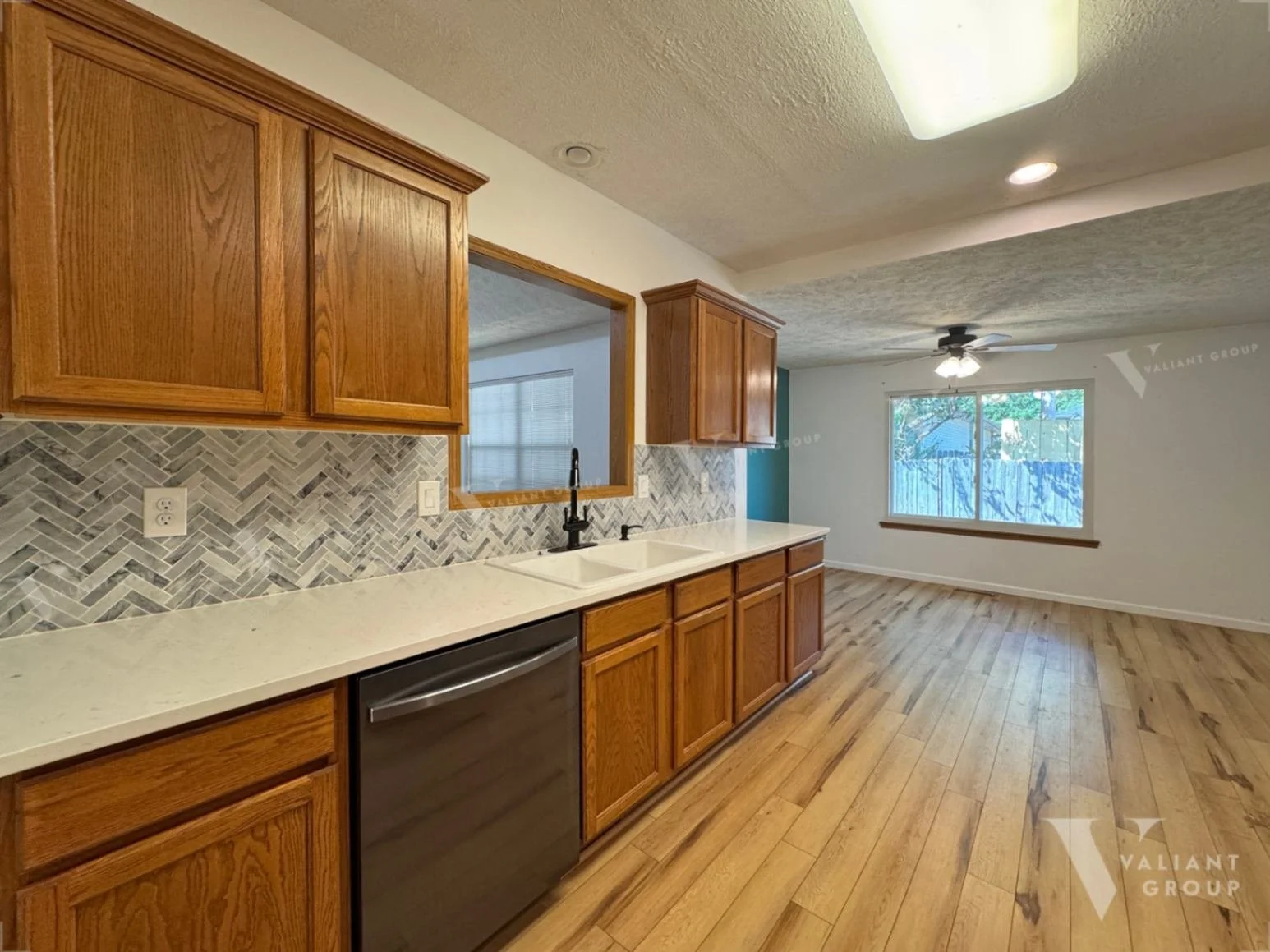 4105-S-Oak-St-Springfield-MO-05-kitchen-dishwasher-sink.jpg