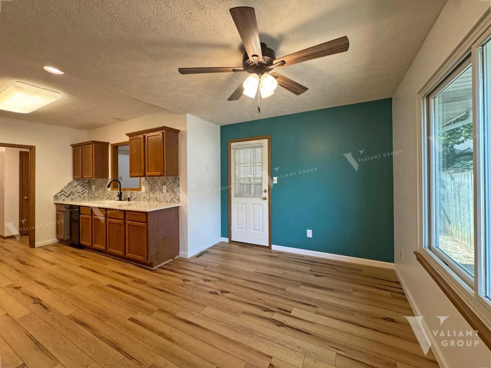 4105-S-Oak-St-Springfield-MO-07-dining-teal-accent-wall.jpg