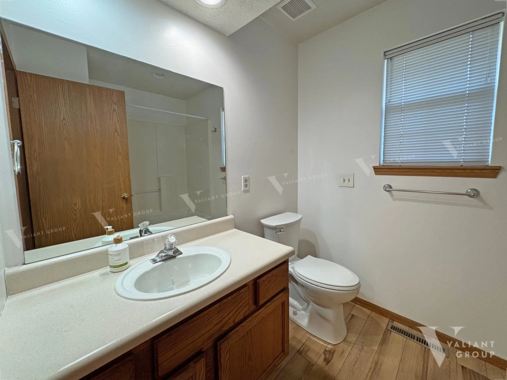 4105-S-Oak-St-Springfield-MO-12-main-bathroom-cabinet-sink.jpg