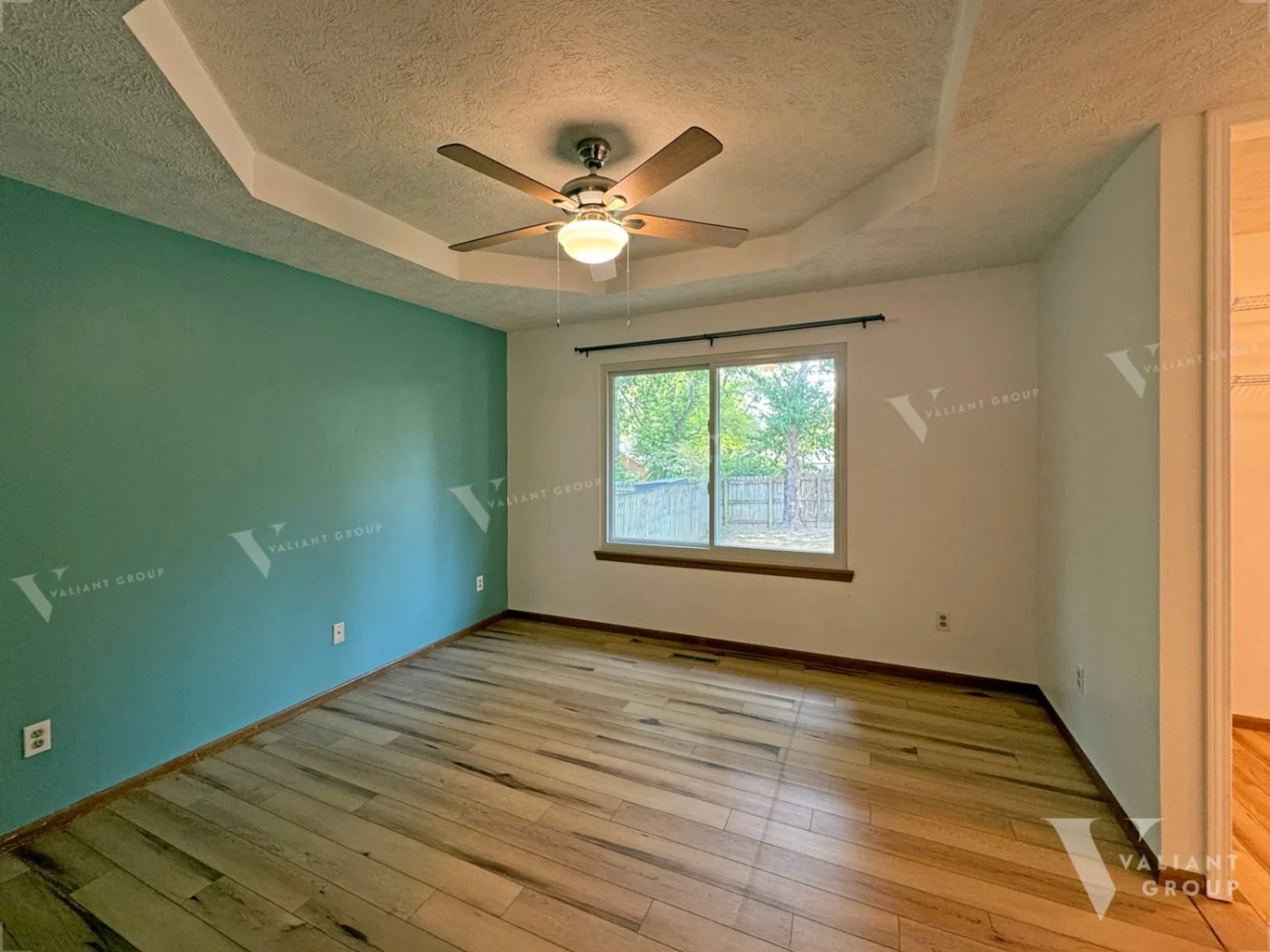 4105-S-Oak-St-Springfield-MO-13-primary-bedroom-teal.jpg