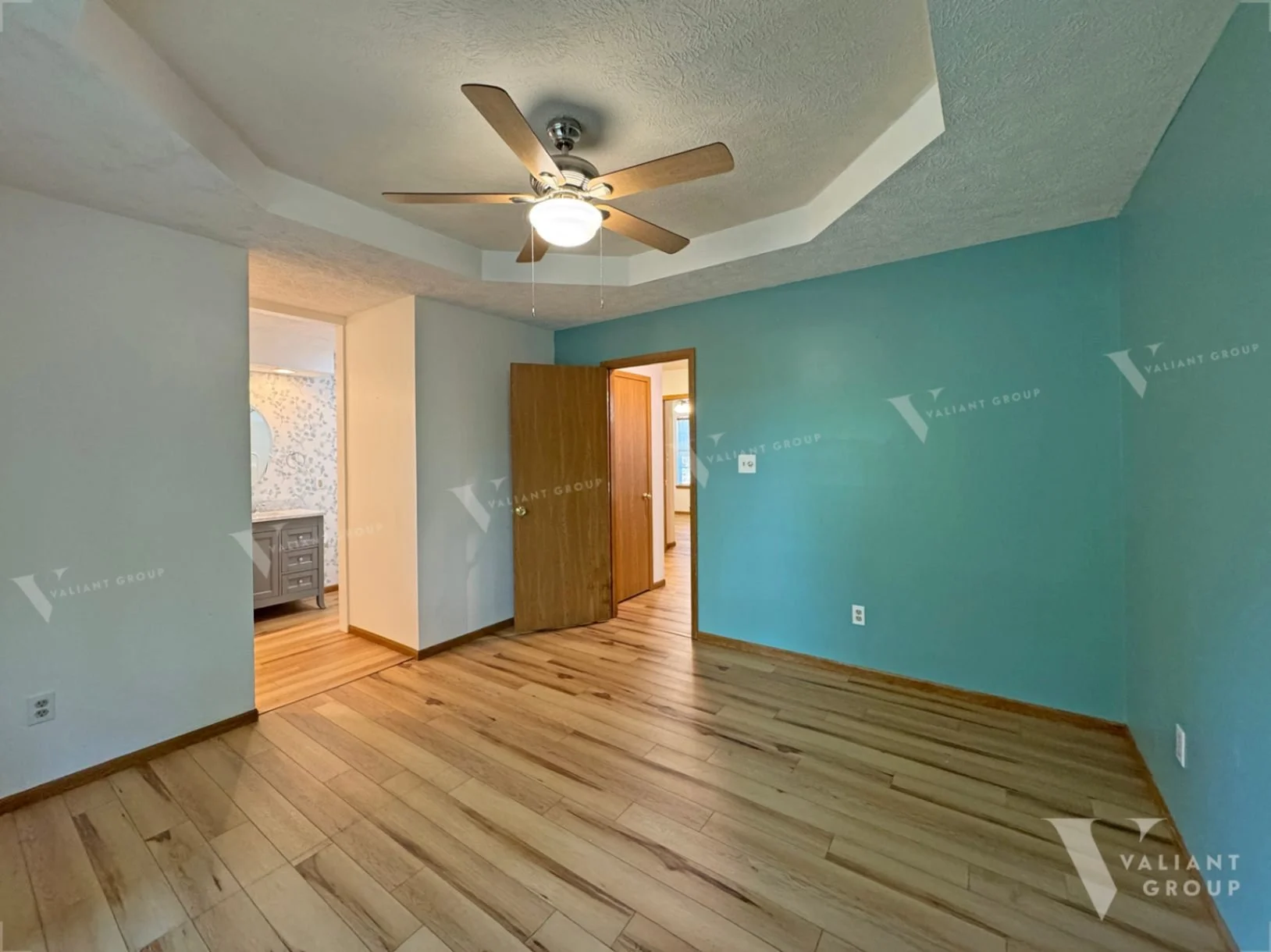 4105-S-Oak-St-Springfield-MO-14-primary-bedroom-teal.jpg