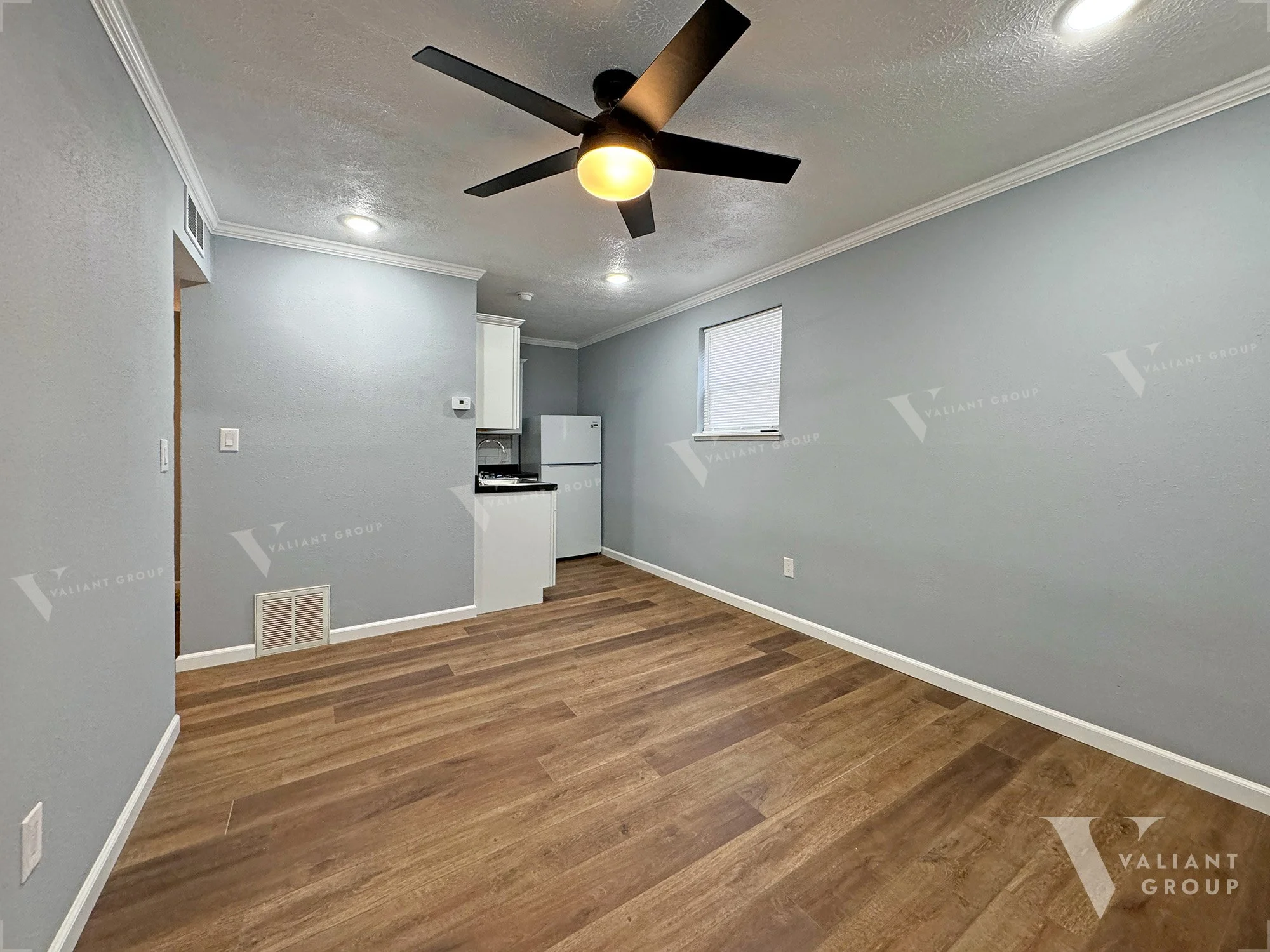 One-Bedroom-Apartment-1435-E-Elm-St-Springfield-MO-65802-Apt-104--04-Living-Room.jpg