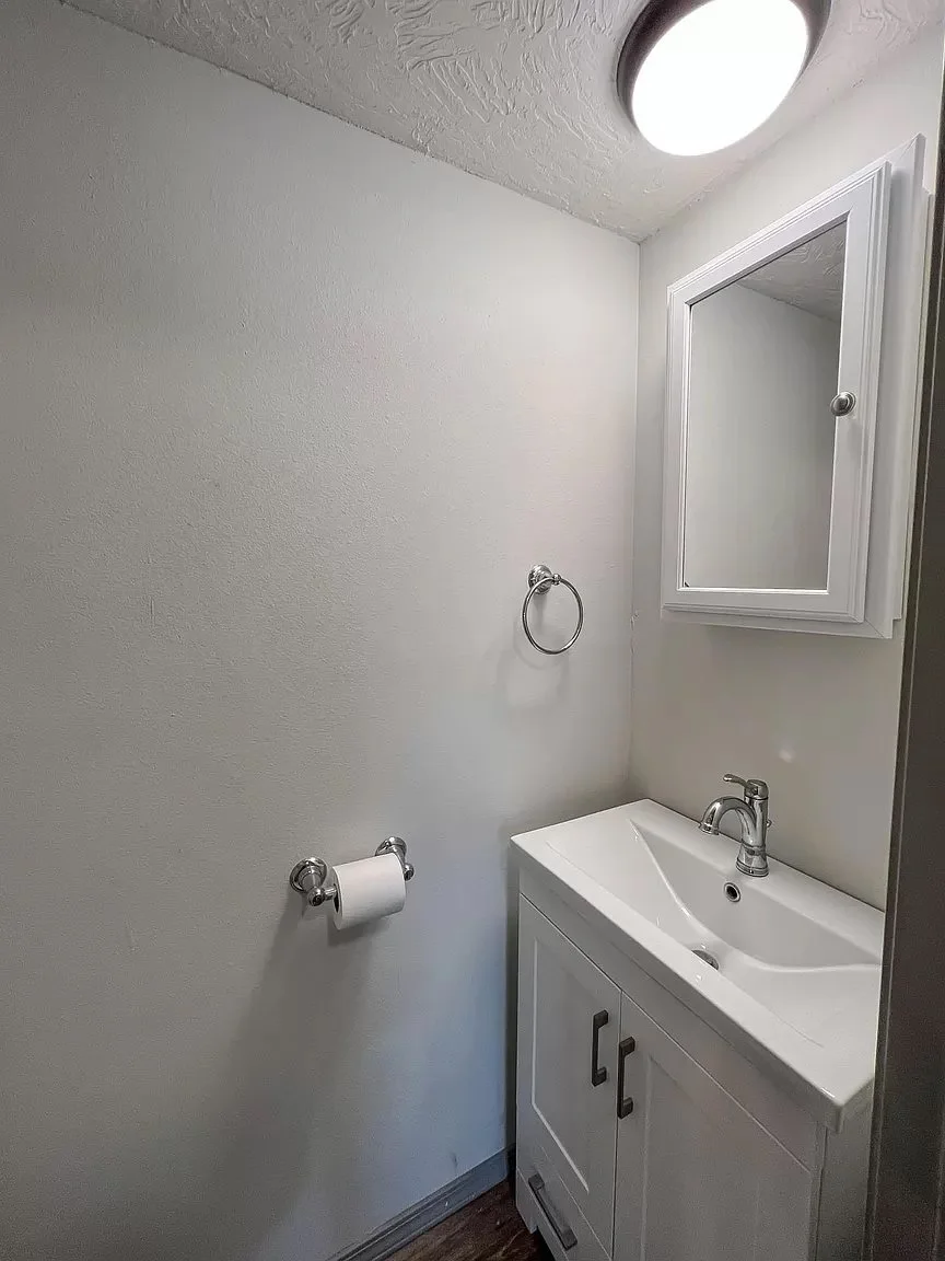 2323 E Cherry Street - Bathroom 2.jpg