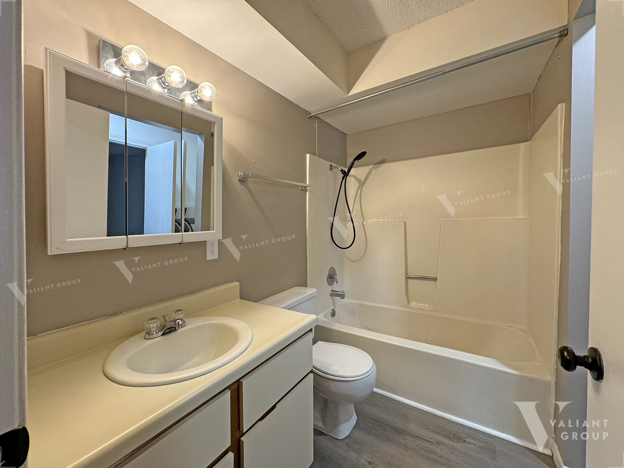 Sweetbriar-Townhome-Apartments-2323-E-Cherry-St-Springfield-MO-Unit-H-10-Bathroom.jpg