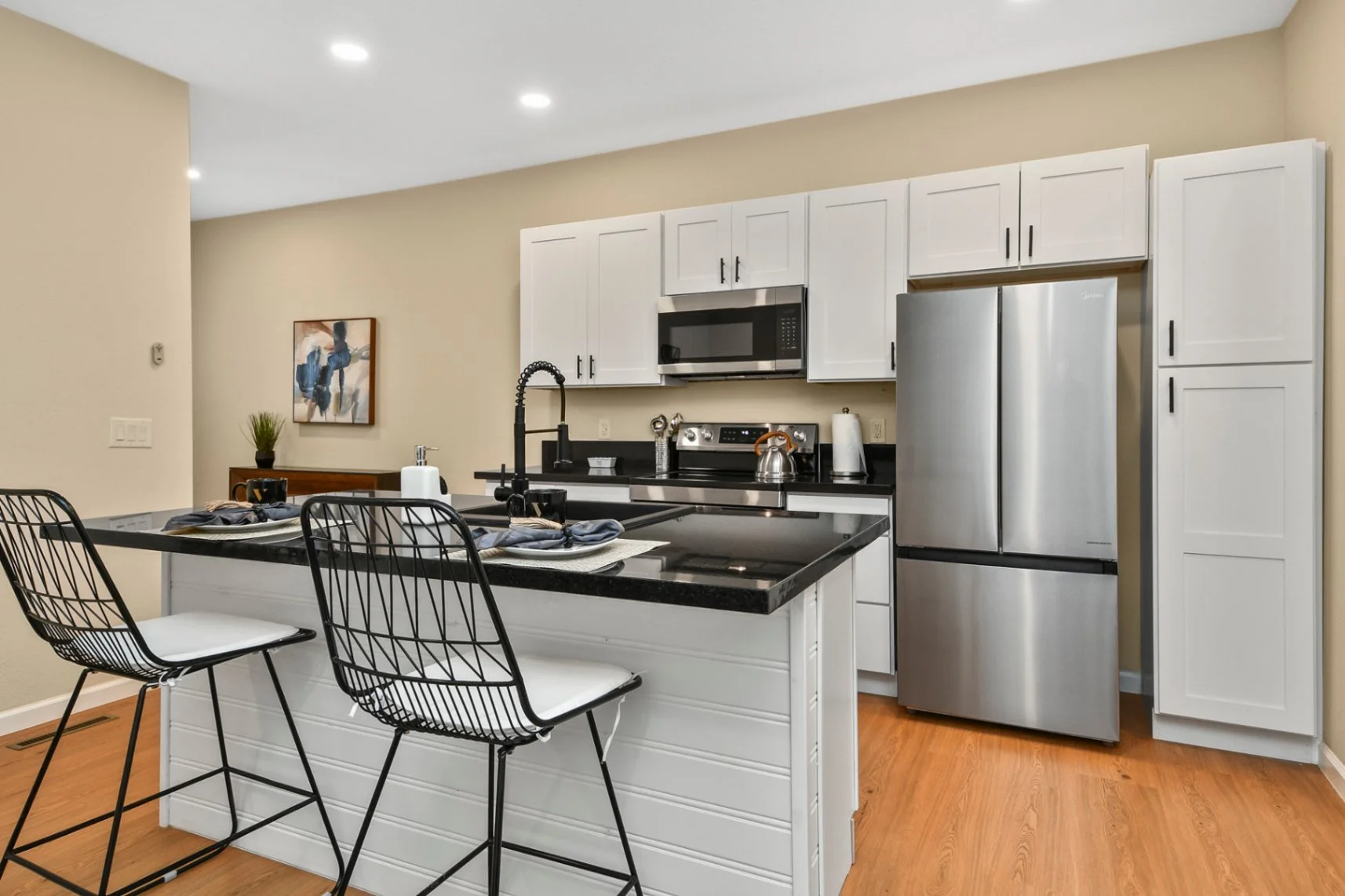 Kitchen Breakfast Bar Dine-In Seating