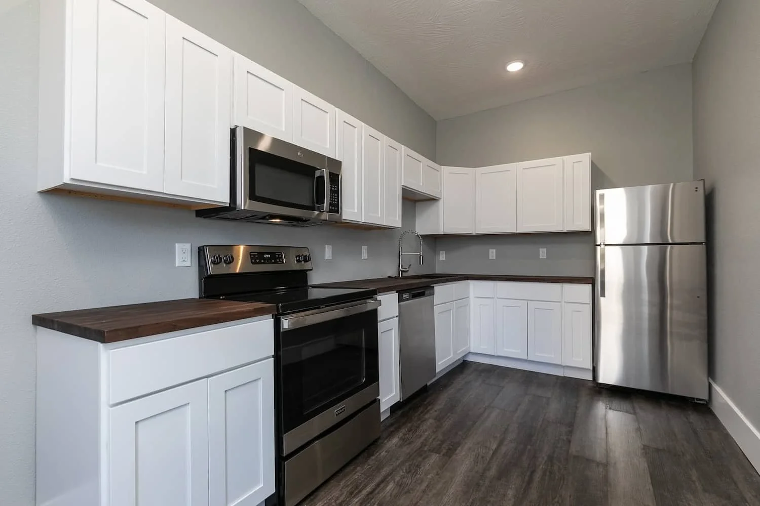 Downtown loft apartment for rent in springfield mo student housing MSU apartment 1 Apt 1  new stainless steel aplliances.jpg
