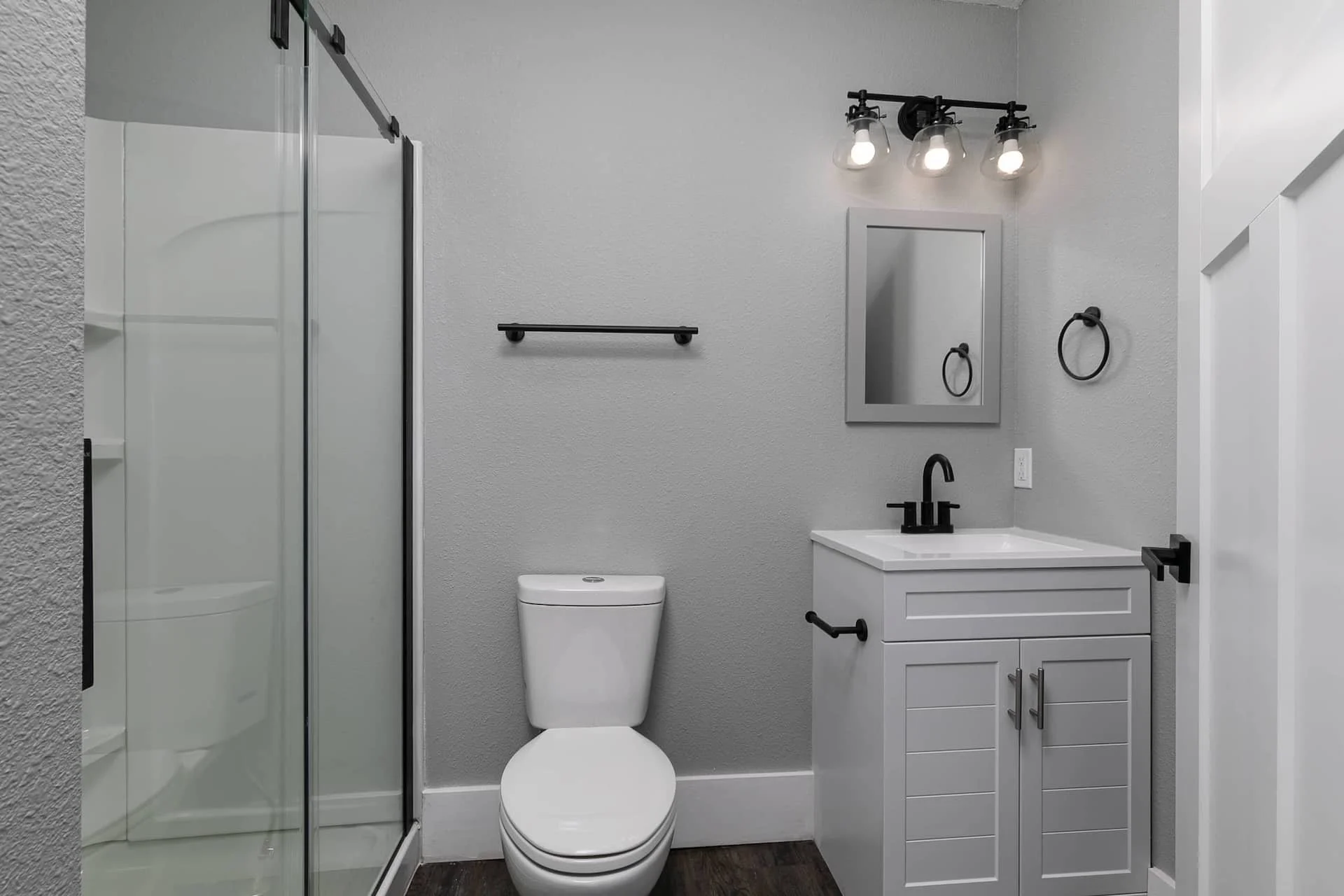 Apartments for rent downtown sprinfield missouri loft apartments newly remodeled bathrrom modern interior design.jpg