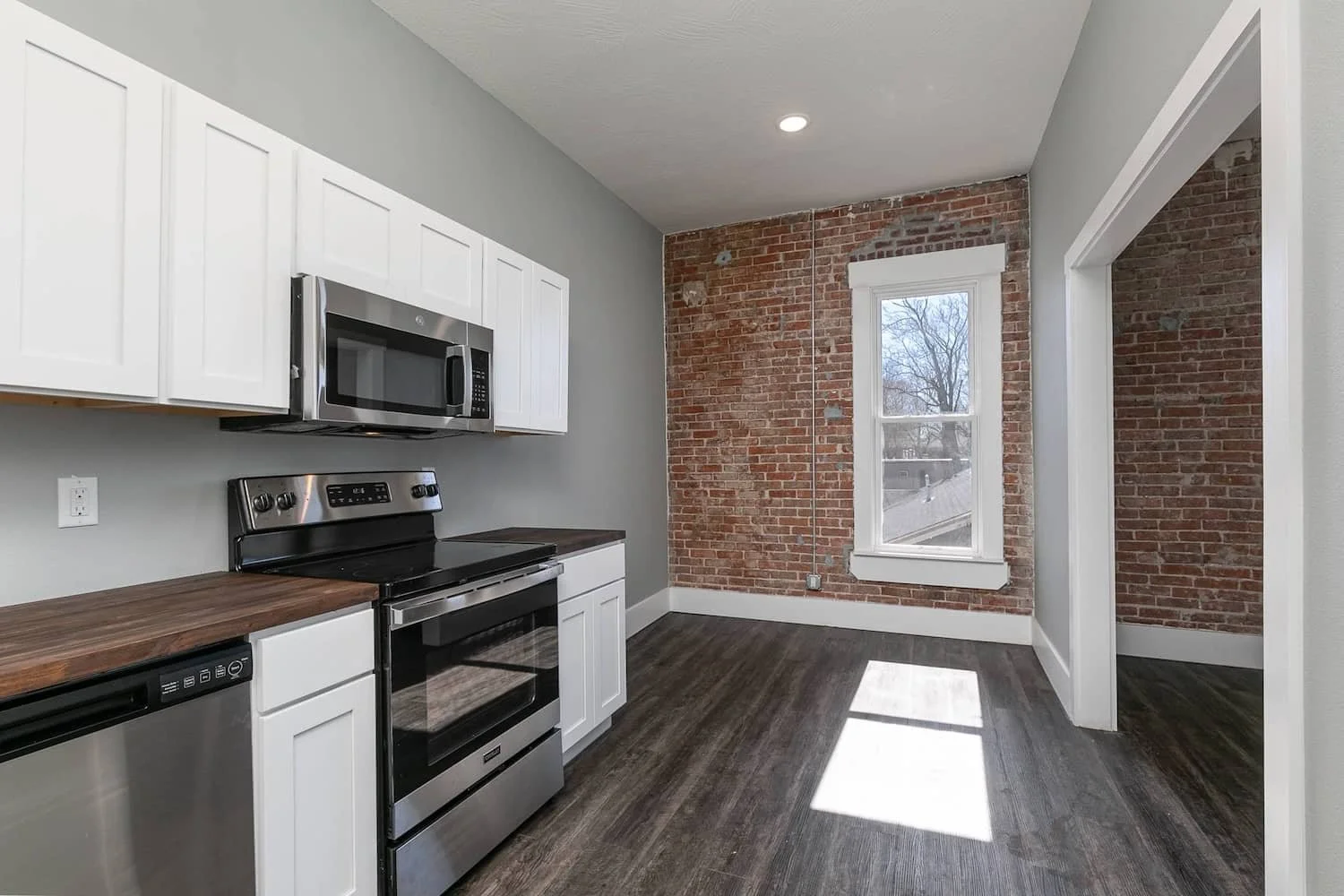 Apartment Unit 7 for rent downtown springfield private balcony 5.jpg