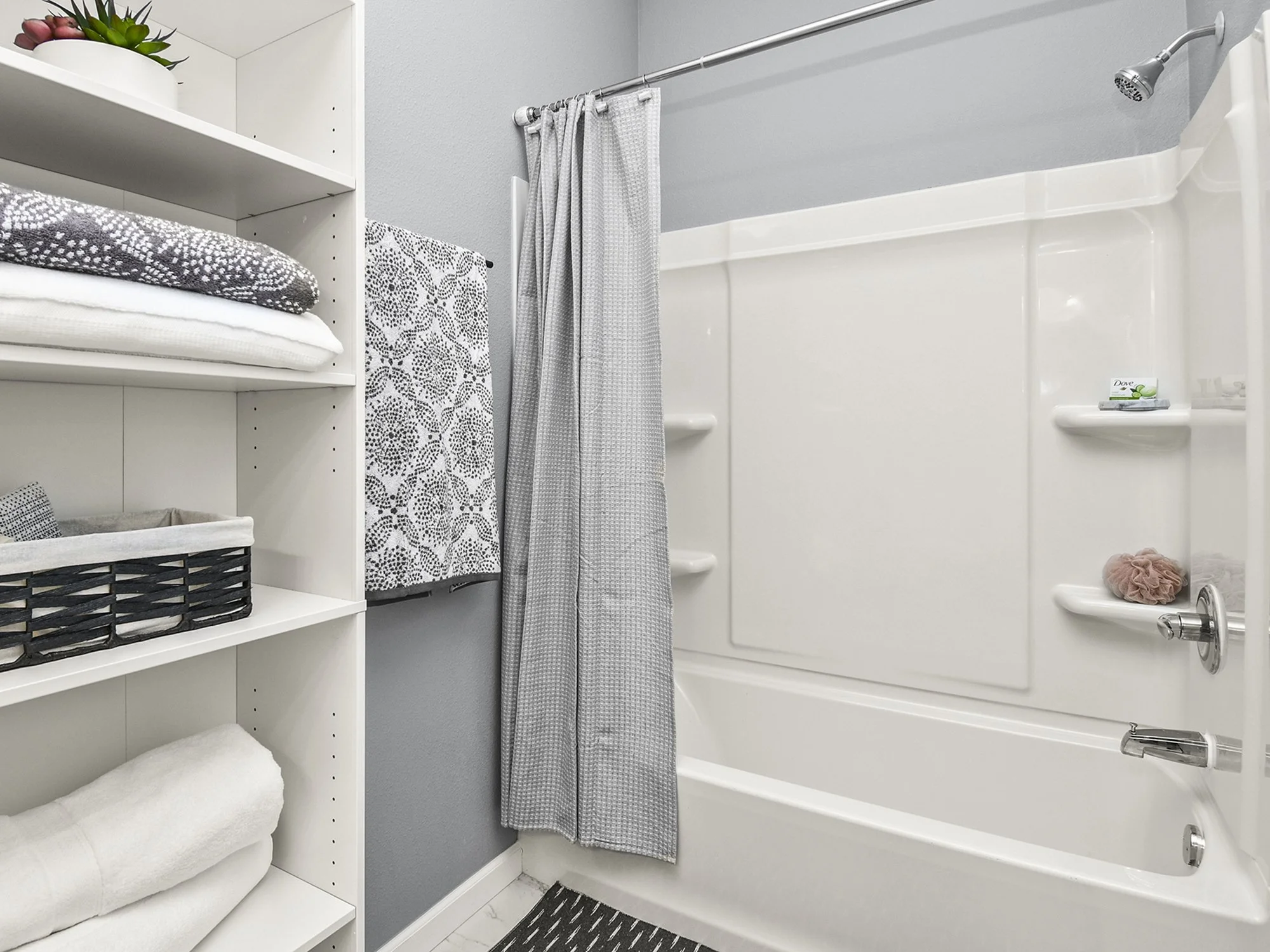14--2143-E-Cherry-St-bathroom-bathtub.jpg