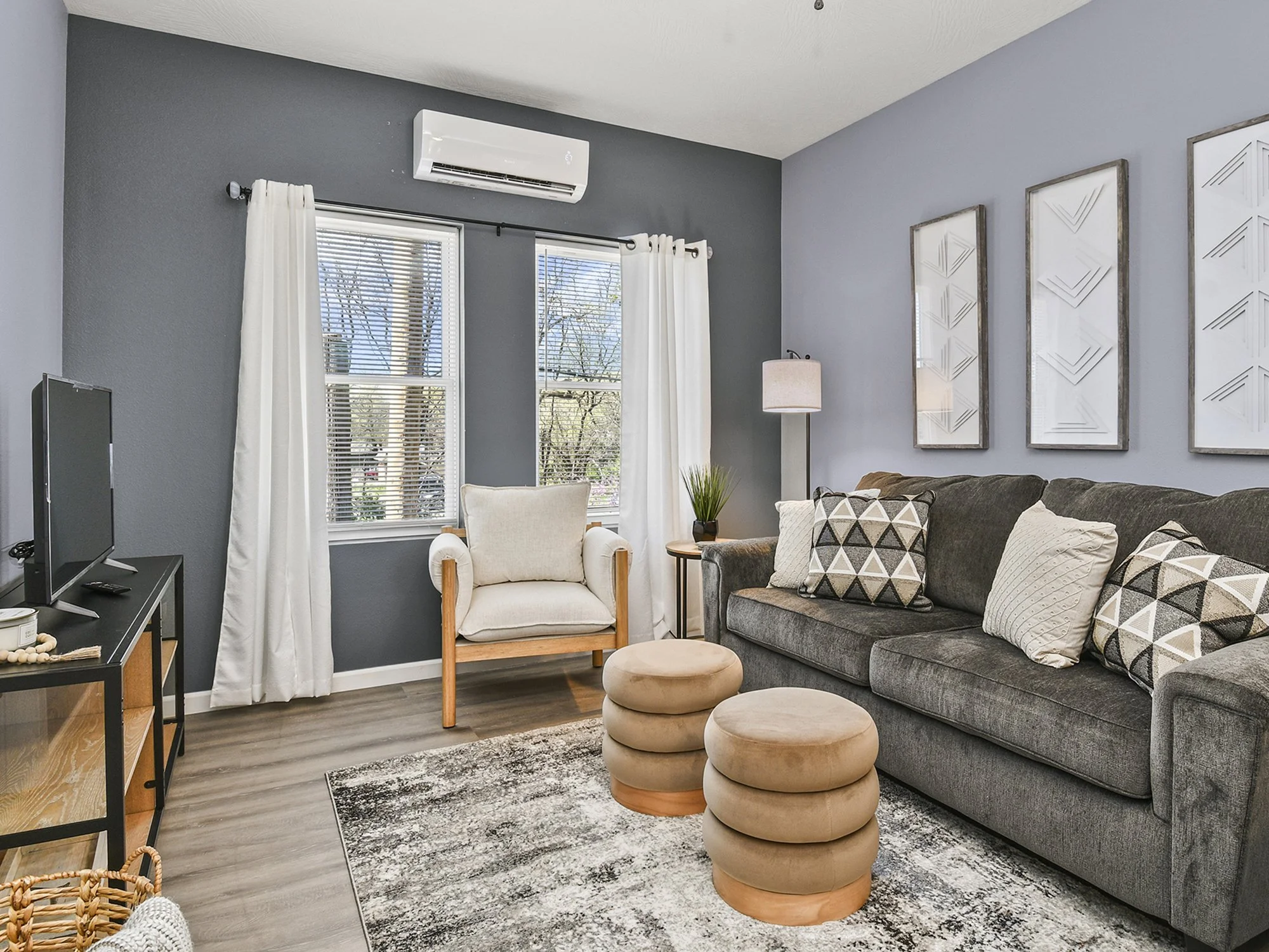 06--2143-E-Cherry-St-living-room-chair.jpg