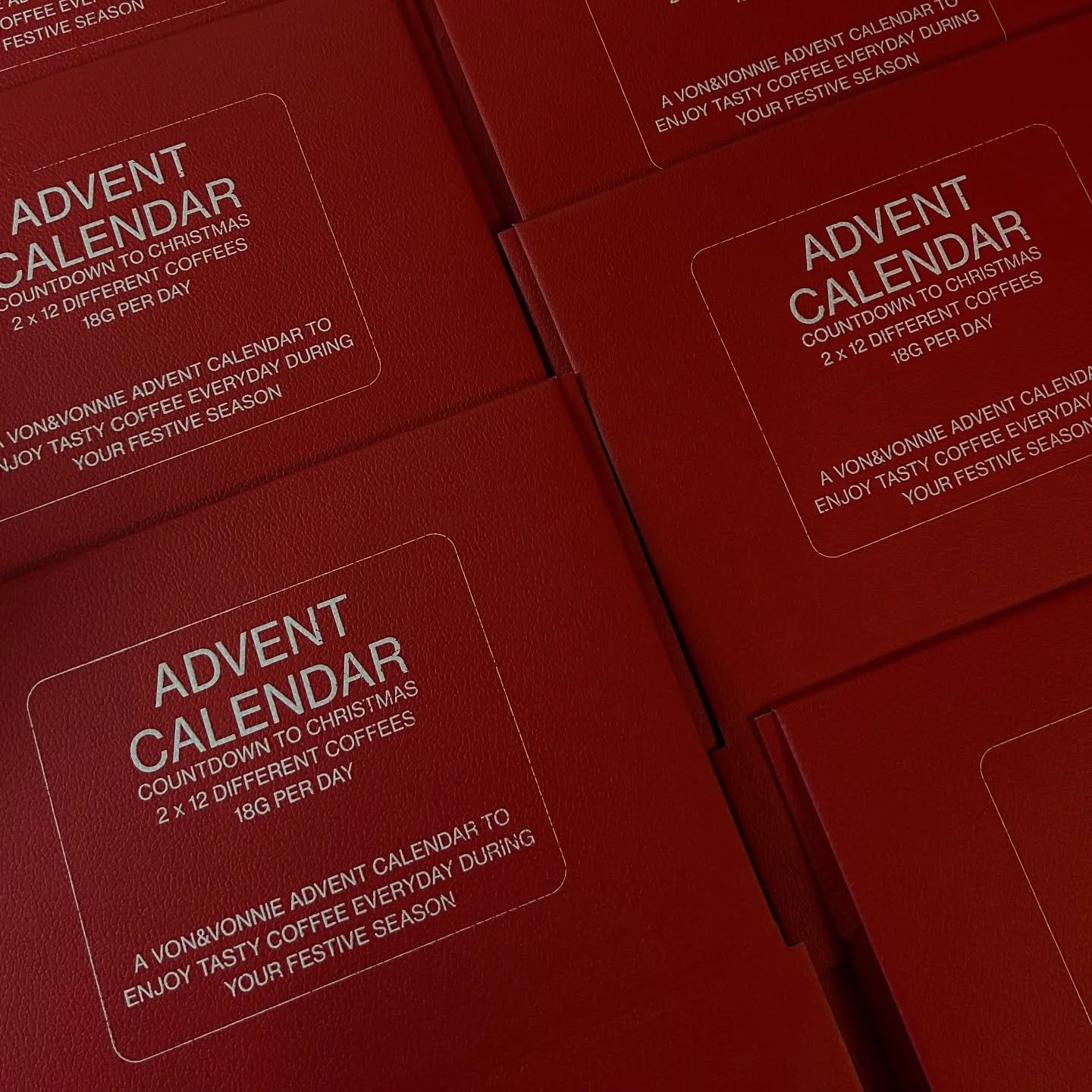 it&lsquo;s backkkkk, v&amp;v advent calendar 2.0!!!❤️❤️❤️
We&lsquo;ve evolved a little bit and bring back our advent calendar, same principle, just a bit better. The calendar contains 2 x 12 different coffees (18g each day) &ndash; some v&amp;v stapl