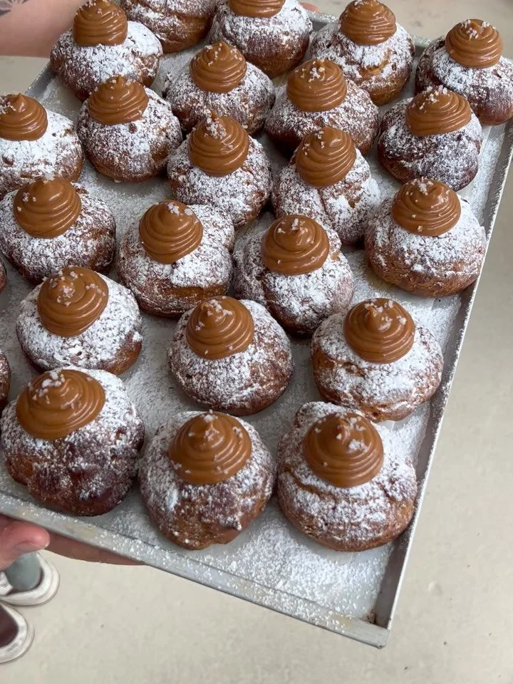 on weekends we have special choux, always a different flavour &ndash; these were one of our absolute favourites: peanutbutter &amp; dulce de leche 🫠🥜 thanks to @nathy_m_alves for always making our bellies and minds soo happy❣️ what flavours would y