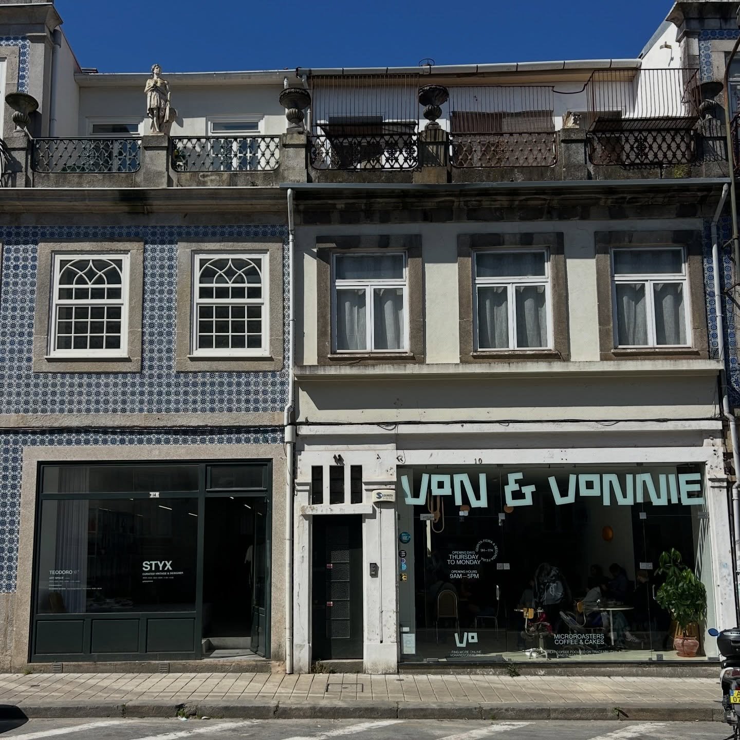 Rua do Heroismo 10💜 come inside, we have good coffee to drink and grab. &amp; lots of new stuff in the shelf🤭 and then visit our lovely neighbours!!