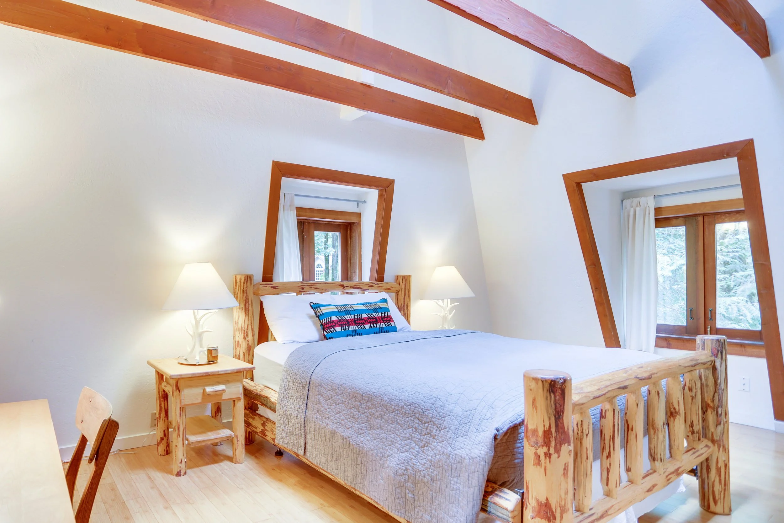 Fall asleep to the stars and wake up to trees, birds and sunlight thanks to the vaulted ceiling skylight just above your cozy queen bed.