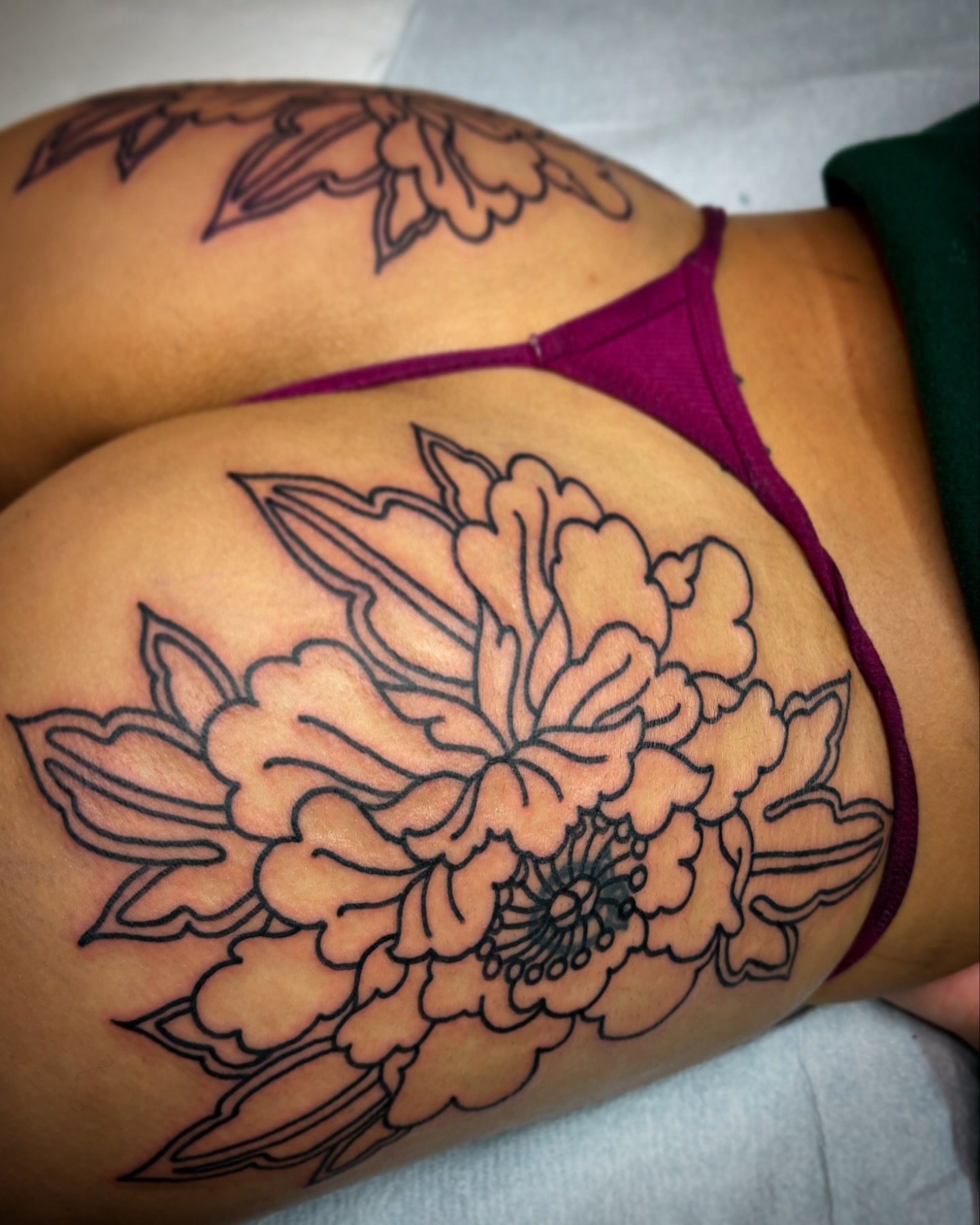 4 hours of lines on this massive piece for my incredibly tough client Madeleine ❤️&zwj;🔥❤️&zwj;🔥❤️&zwj;🔥 I am so floored on this project, it&rsquo;s the largest piece I&rsquo;ve done yet and I&rsquo;m so grateful for the trust. We even snuck a cov