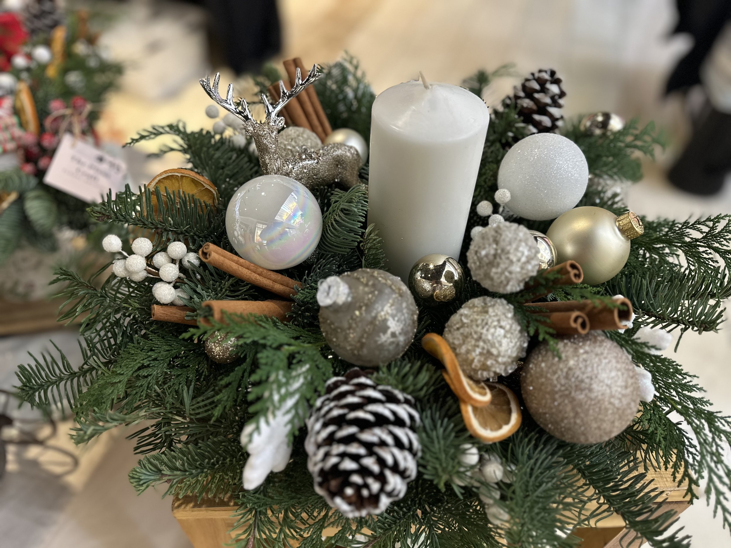 Round Centerpiece w/Candle