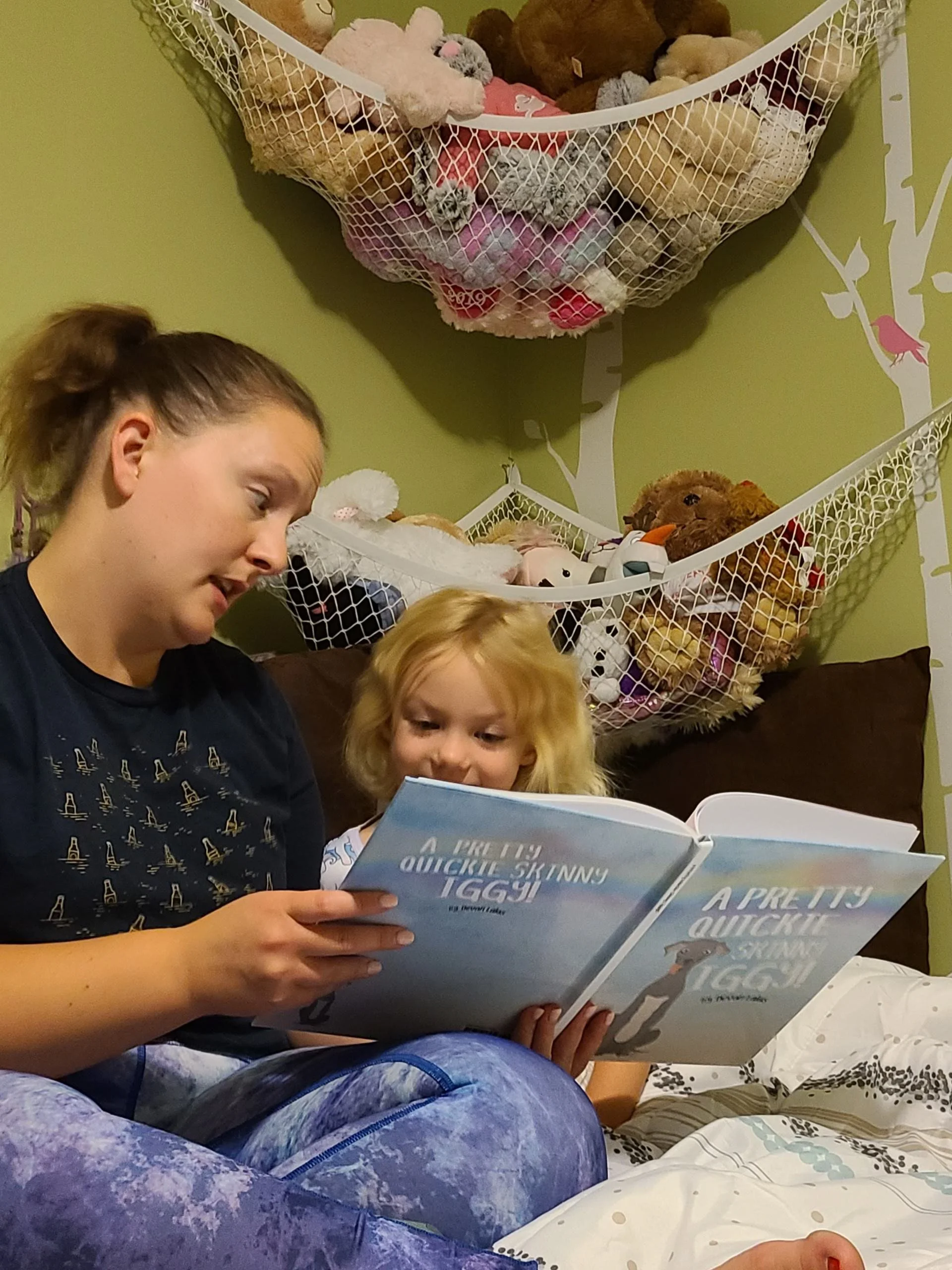 Family reading A Pretty Quickie Skinny Iggy! in bed